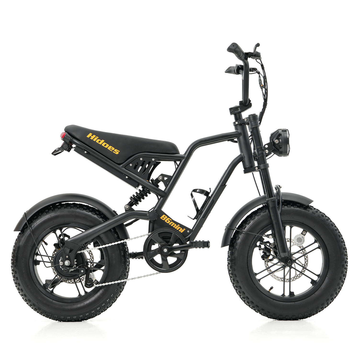 Ein schwarzes E-Bike mit dicken Reifen, schwarzem Sitz mit gelbem Text und weißem Hintergrund.