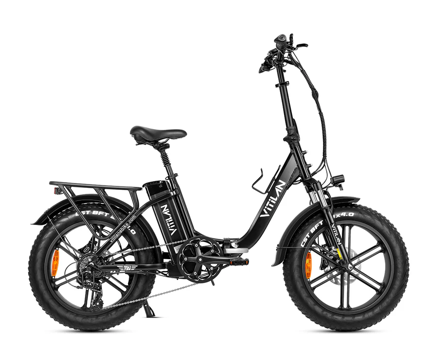 Schwarzes Klapp-E-Bike mit breiten Reifen, Gepäckträger und Federung.