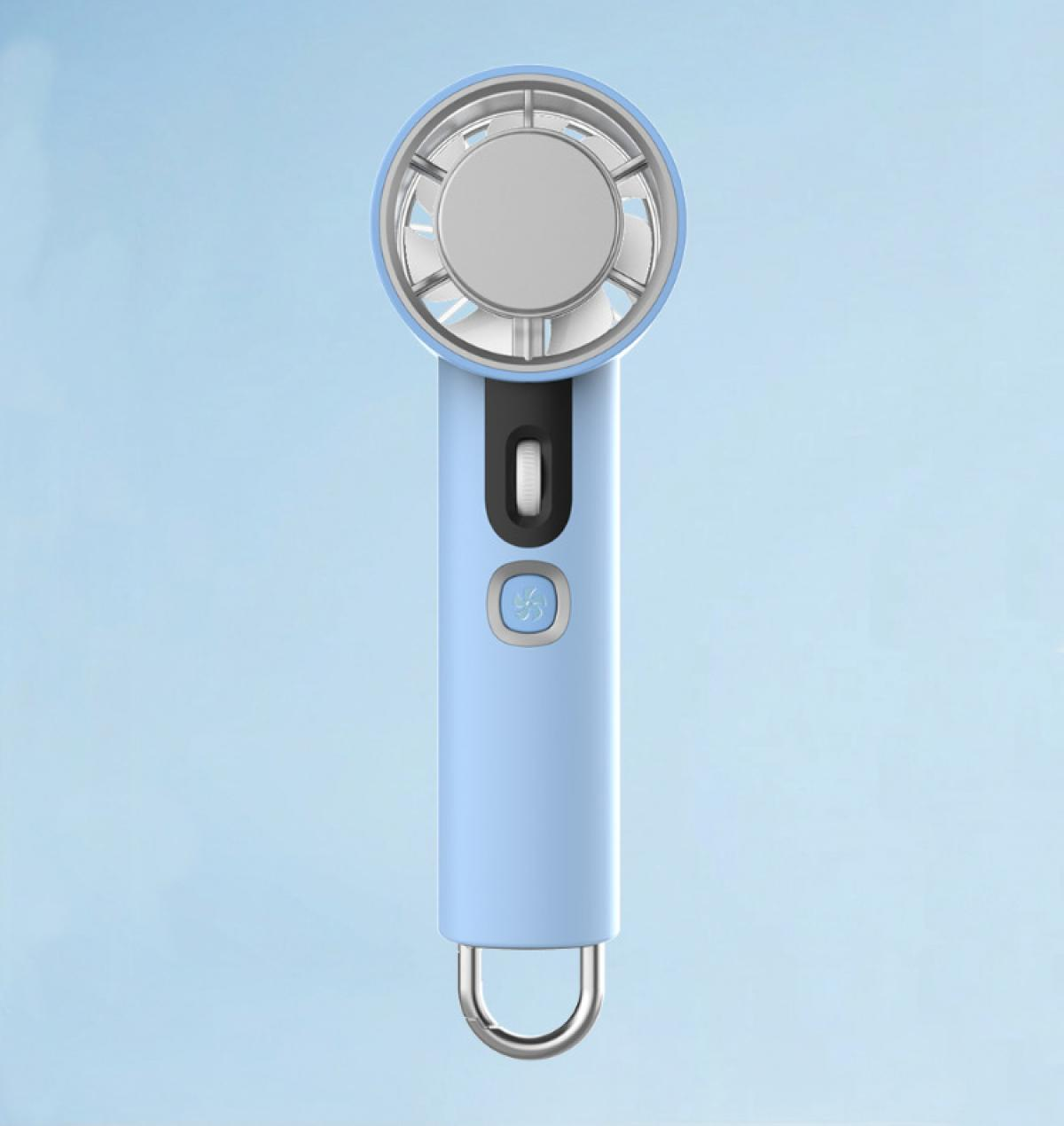 Ein hellblauer Handventilator mit silbernen Lüfterblättern und einem silbernen Griff.