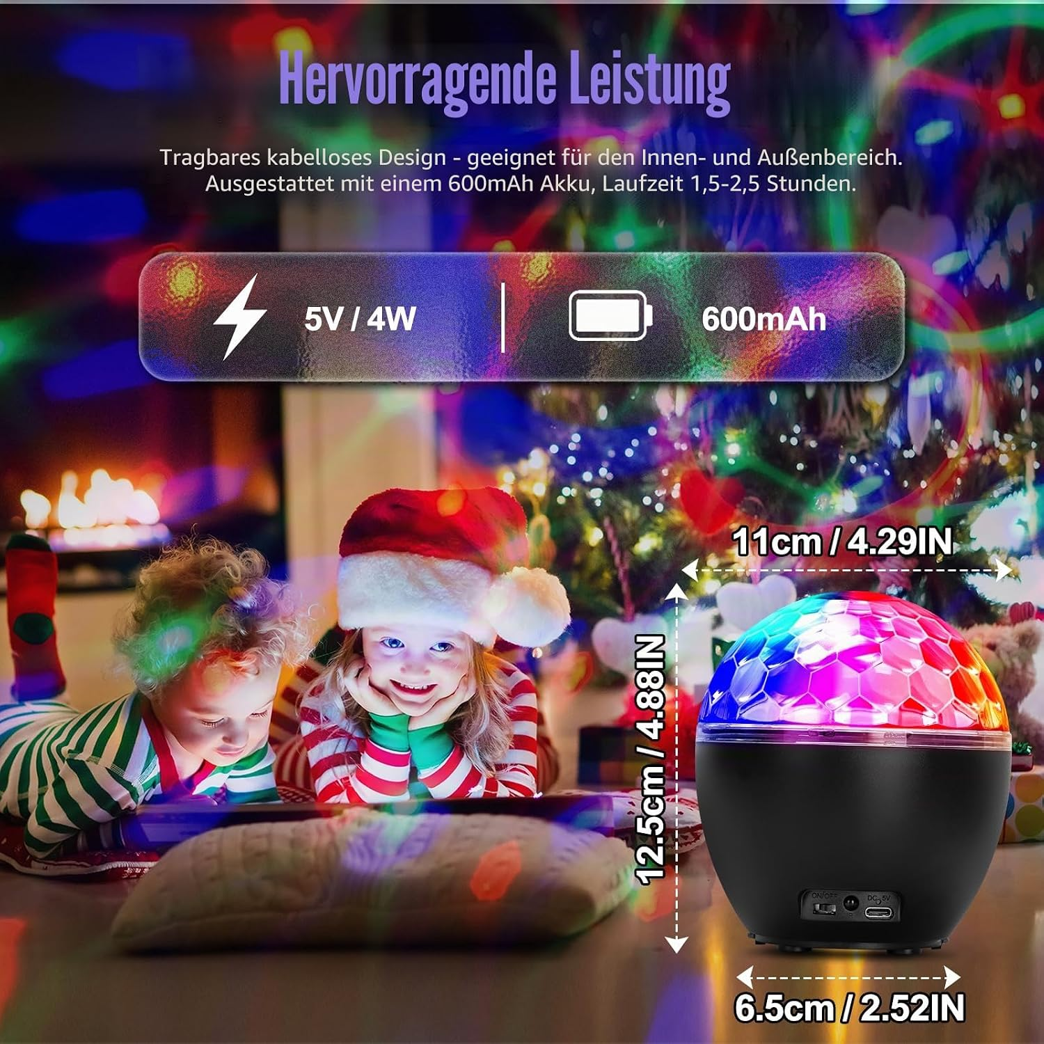 Bunte Disco-Kugel beleuchtet zwei Kinder im Weihnachtsmann-Look.