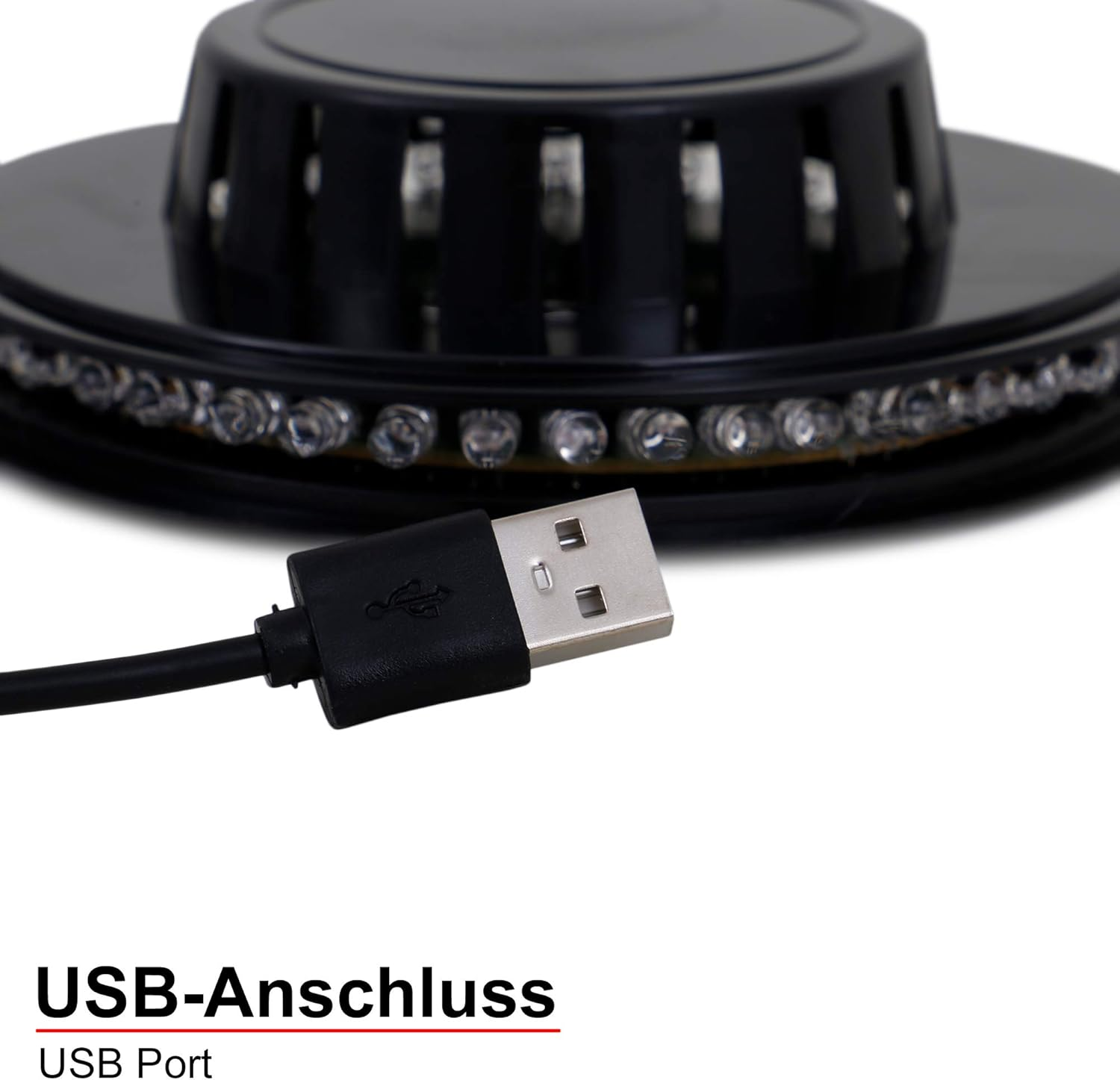 Schwarzer USB-Anschluss und Kabel an schwarzem Rundgerät mit LEDs.
