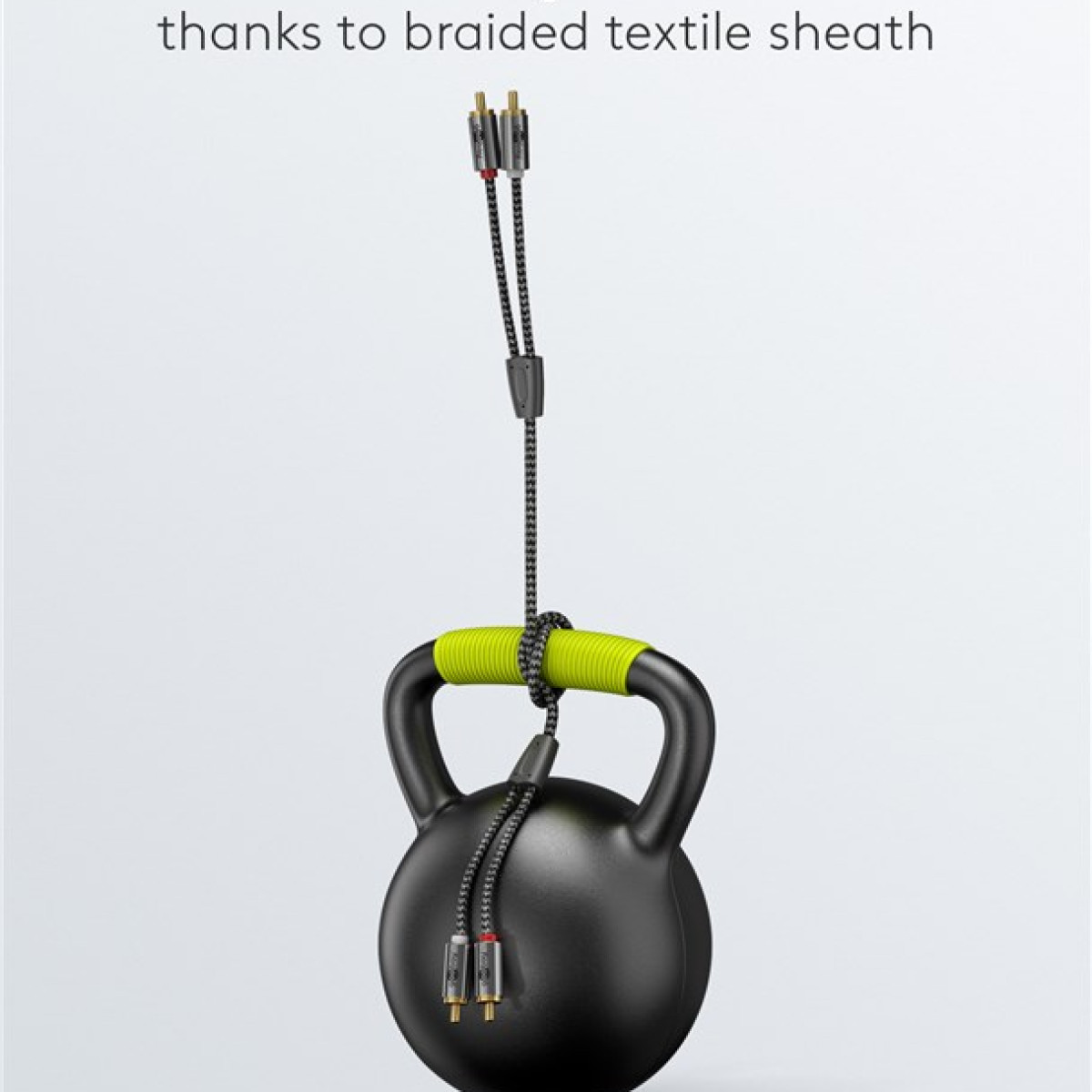 Schwarze Kettlebell mit blau-schwarzem Seil und gelben Griffen hängt an einem Kabel.