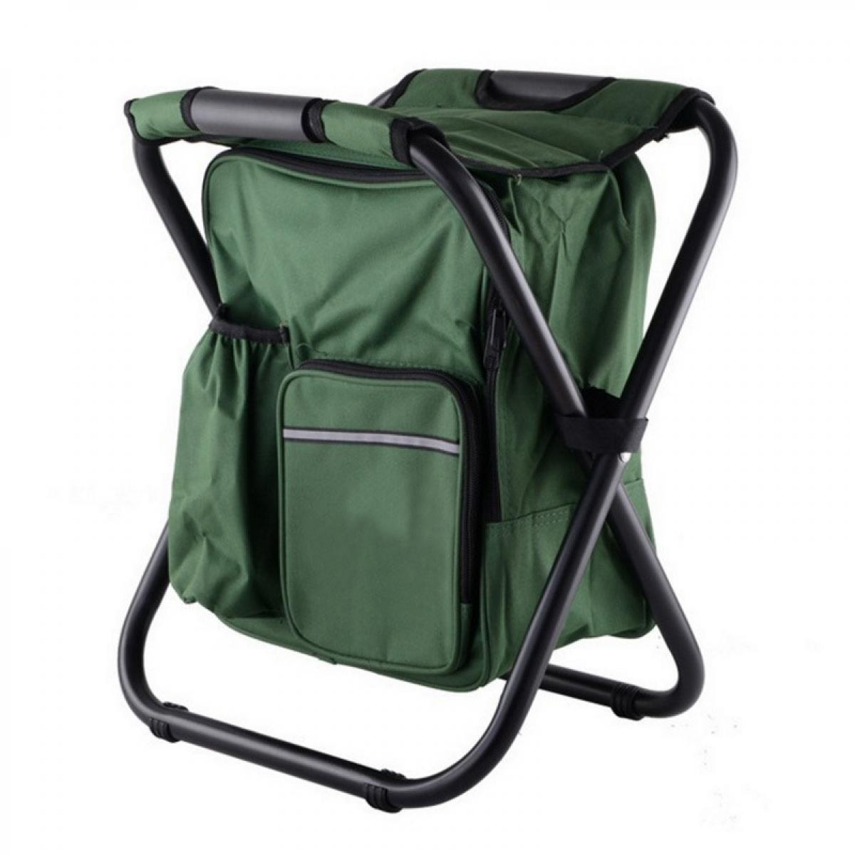 Ein grüner faltbarer Stuhl mit einem Rucksack auf weißem Hintergrund.