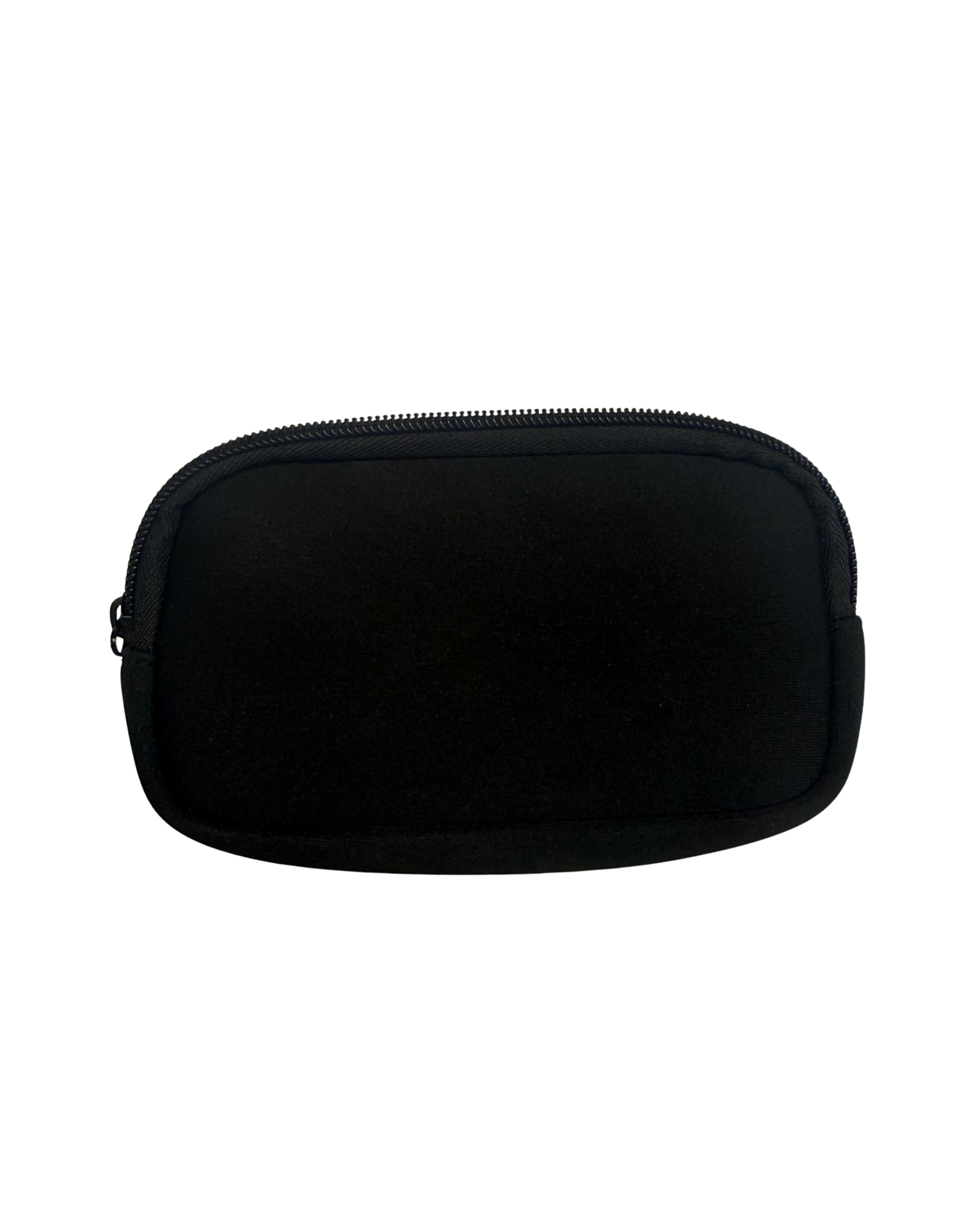 Schwarze Stofftasche mit Reißverschluss, auf schwarzem Hintergrund.