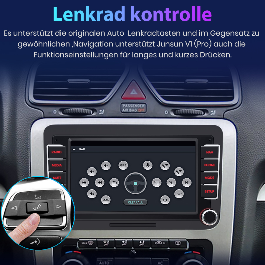 Ein Finger drückt eine Taste am Lenkrad eines Autos, das auf einen Bildschirm zeigt.