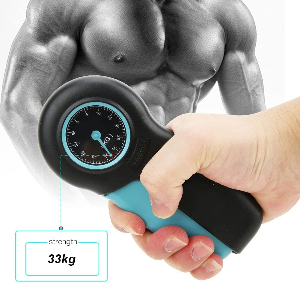 Hand hält Handtrainer, der 33kg anzeigt. Muskulöser Oberkörper im Hintergrund.