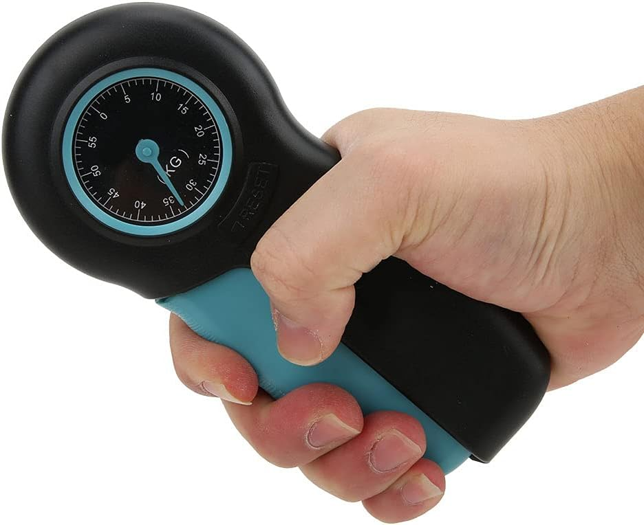 Eine Hand hält einen schwarzen und blauen Handdynamometer mit einem Zifferblatt von 0 bis 55 kg.