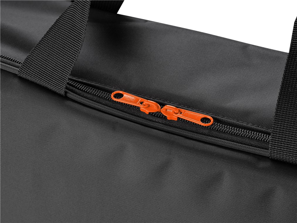 Nahaufnahme einer schwarzen Tasche mit zwei orangefarbenen Reißverschlussgriffen und einem schwarzen Gurt.