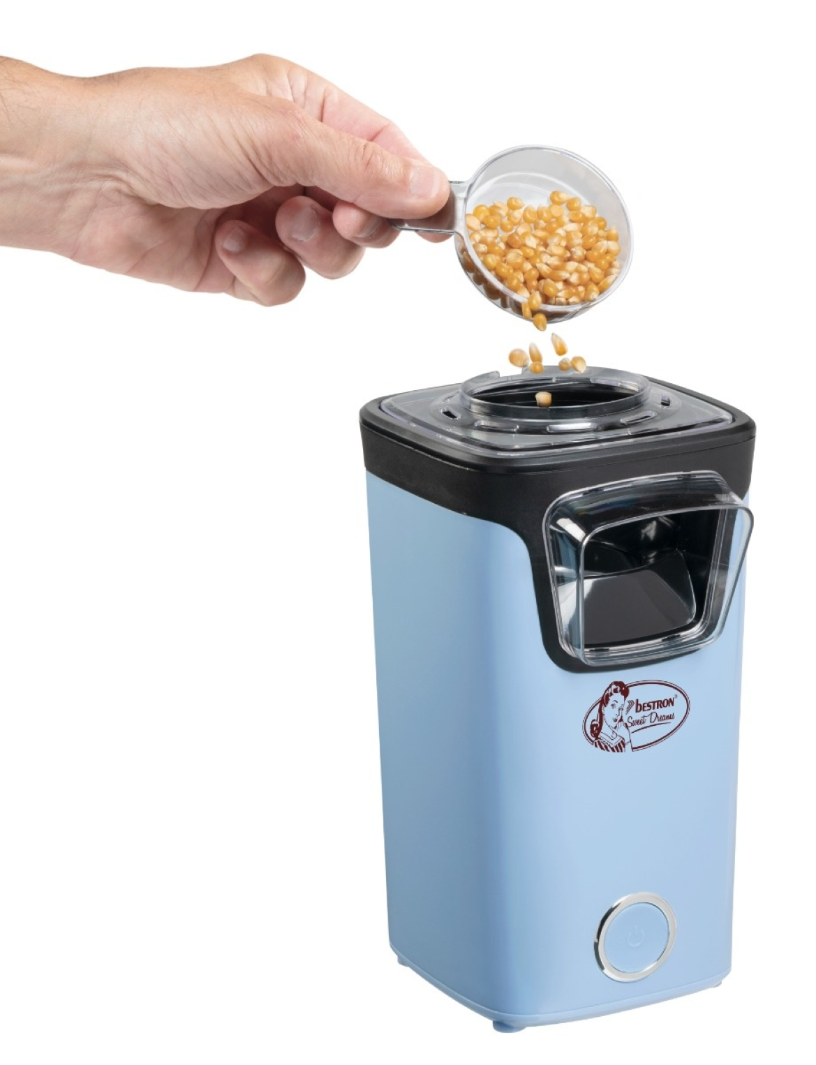 Una mano versa chicchi di mais in una macchina per popcorn azzurra.