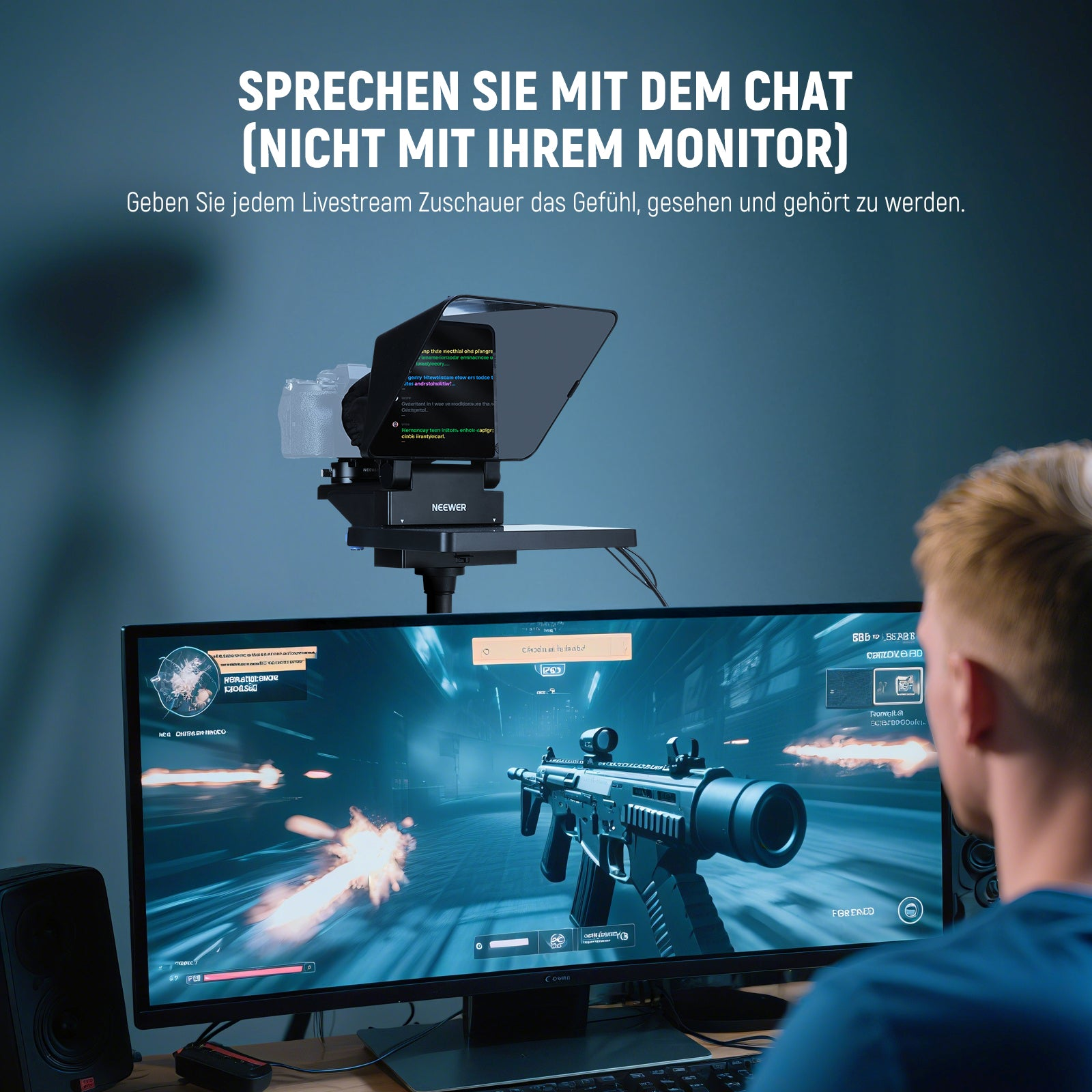 Ein Mann spielt ein Videospiel auf einem Monitor, ein Teleprompter darüber.