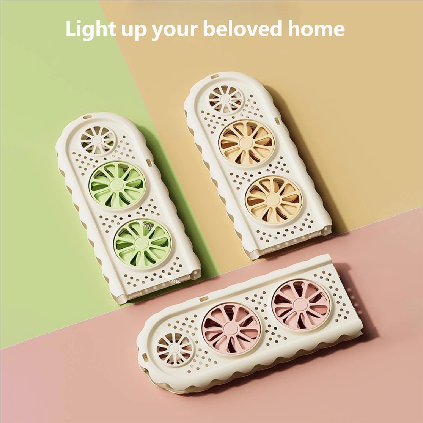 Drei weiße Lüfter mit grünen, gelben und rosa Rotorblättern auf pastellfarbenem Hintergrund.