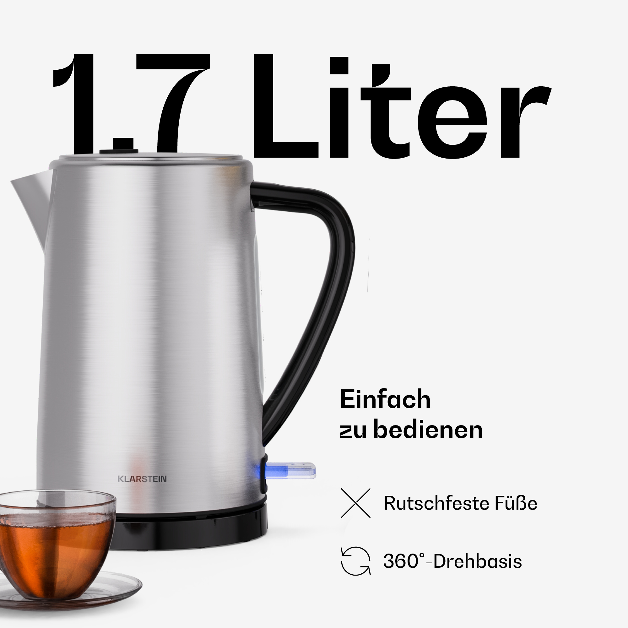Silberner Wasserkocher mit 1,7 Liter Fassungsvermögen und Tasse Tee daneben.