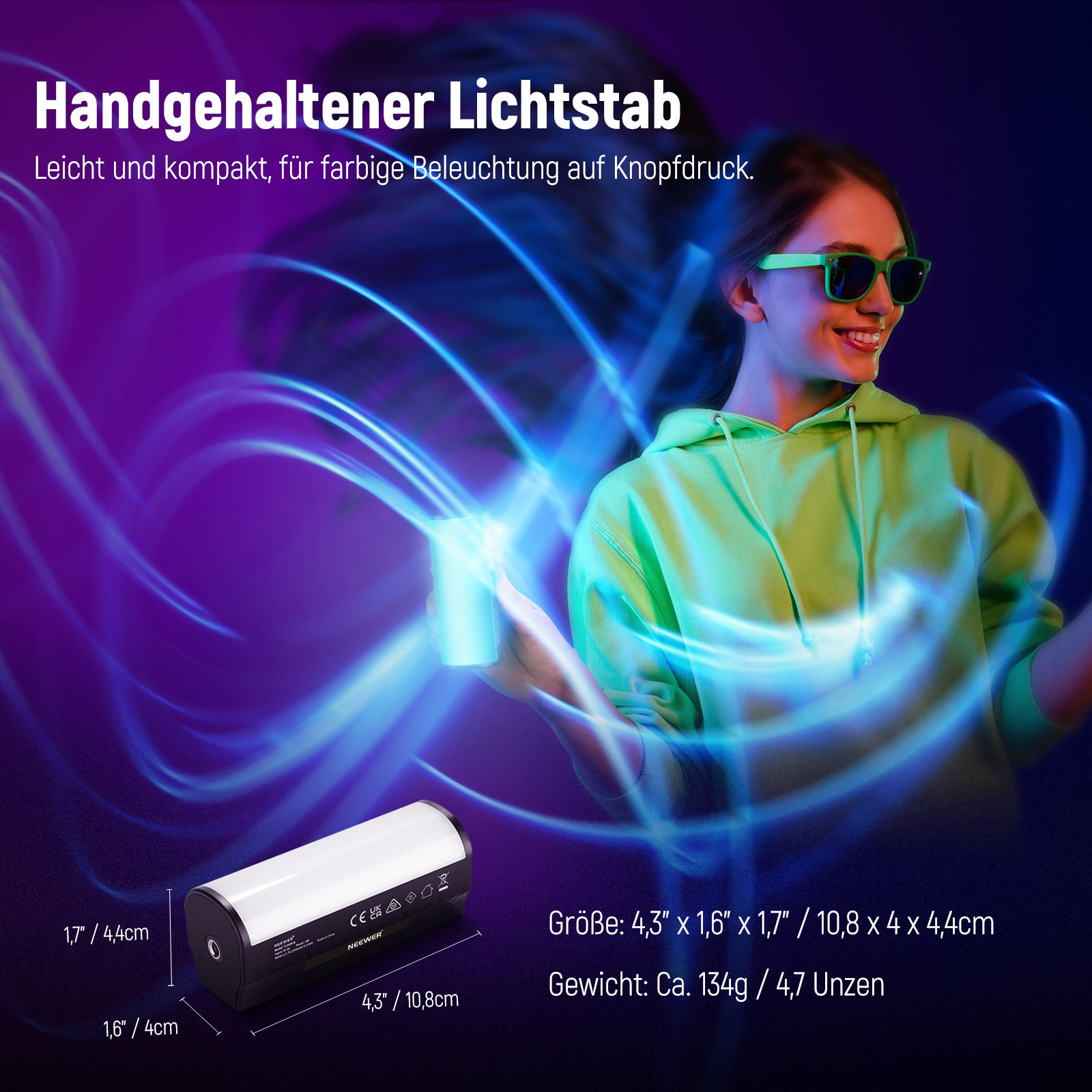 Eine Frau hält einen leuchtenden Stab, umgeben von blauen Lichteffekten.