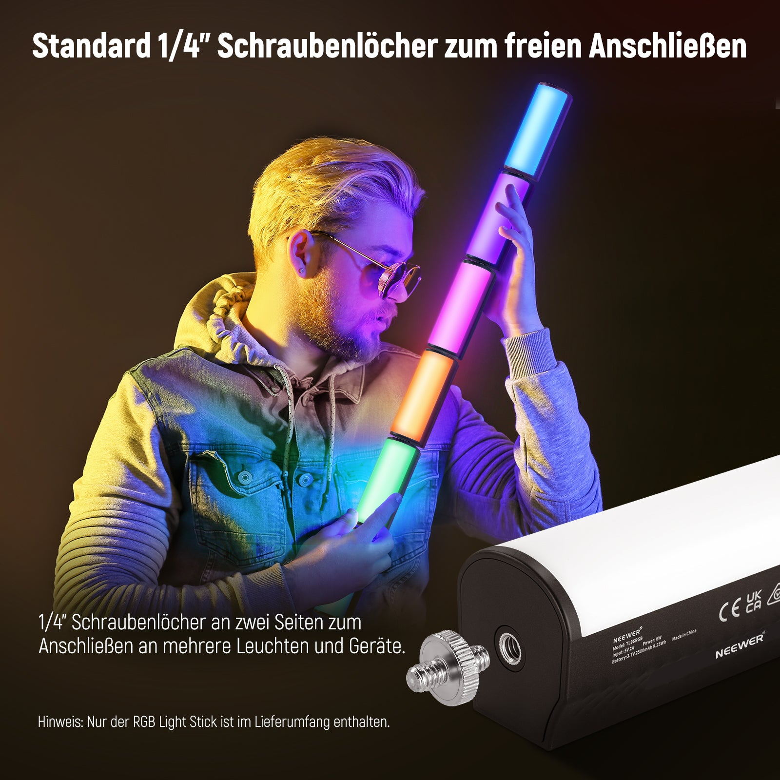 Mann hält RGB-Lichtstab mit blauem, violettem und orangem Licht. Nahaufnahme.