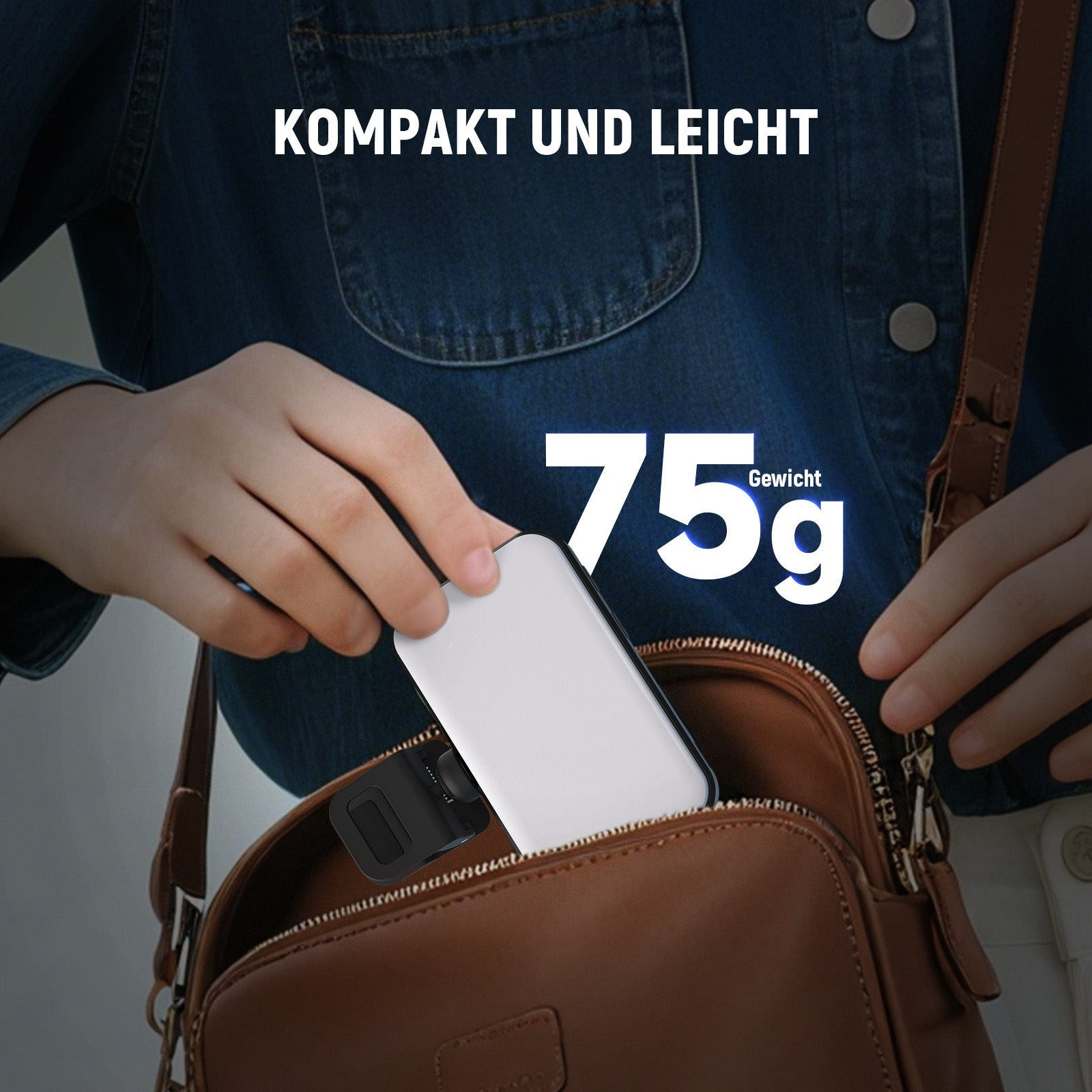 Eine Hand legt ein weißes Gerät in eine braune Tasche. Text: Kompakt und leicht, 75g.