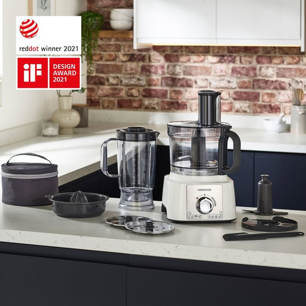 Un set di robot da cucina Kenwood bianco con frullatore, spremiagrumi e accessori.