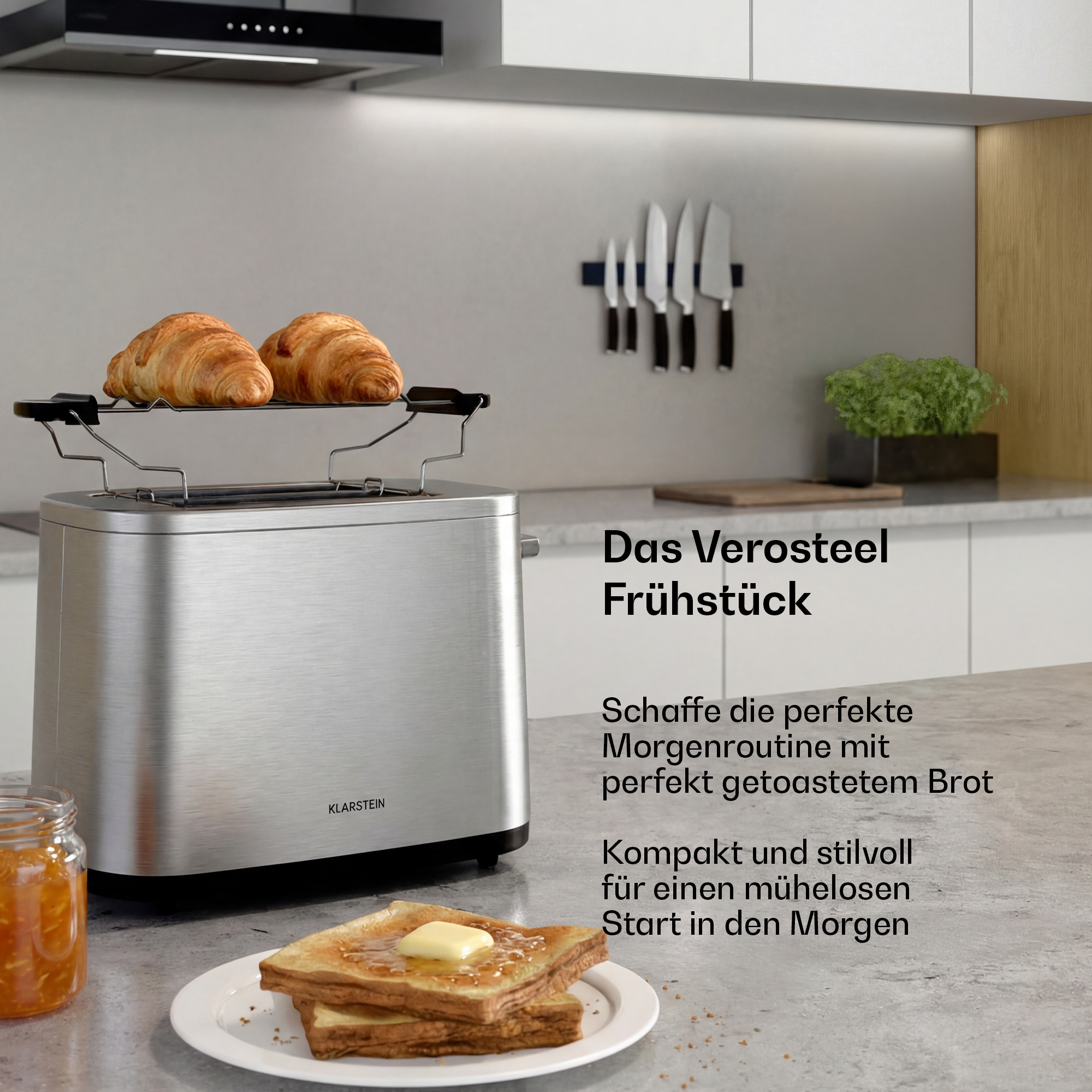 Edelstahl-Toaster mit Croissants, Toast und Marmelade.