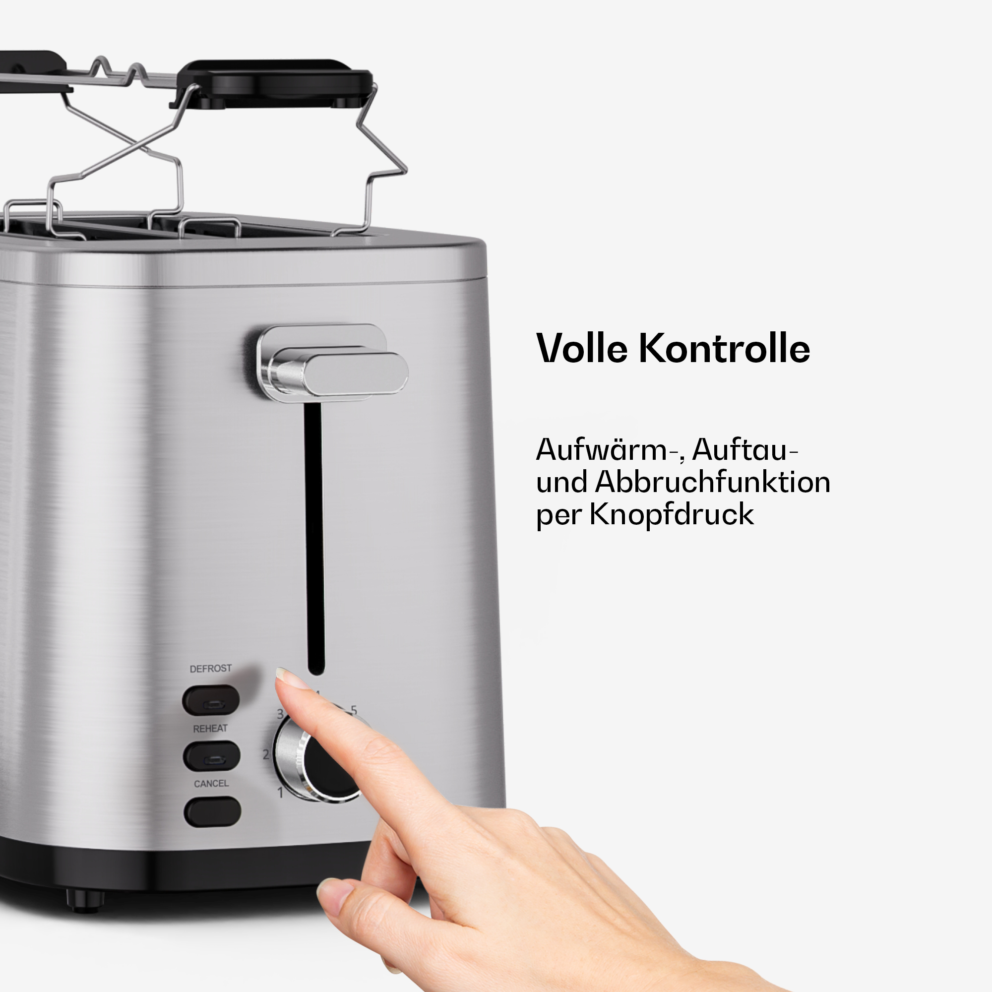 Ein silberner Toaster mit einer Hand, die einen Knopf dreht.