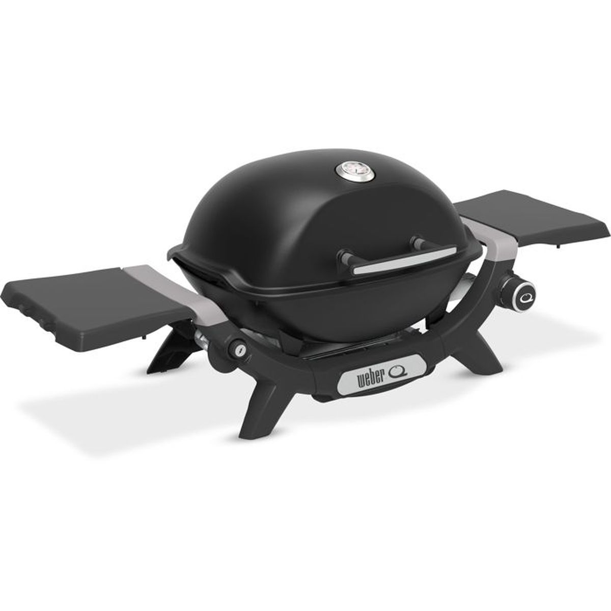 Una barbacoa de gas Weber negra con mesas laterales plegables descansa sobre cuatro patas.