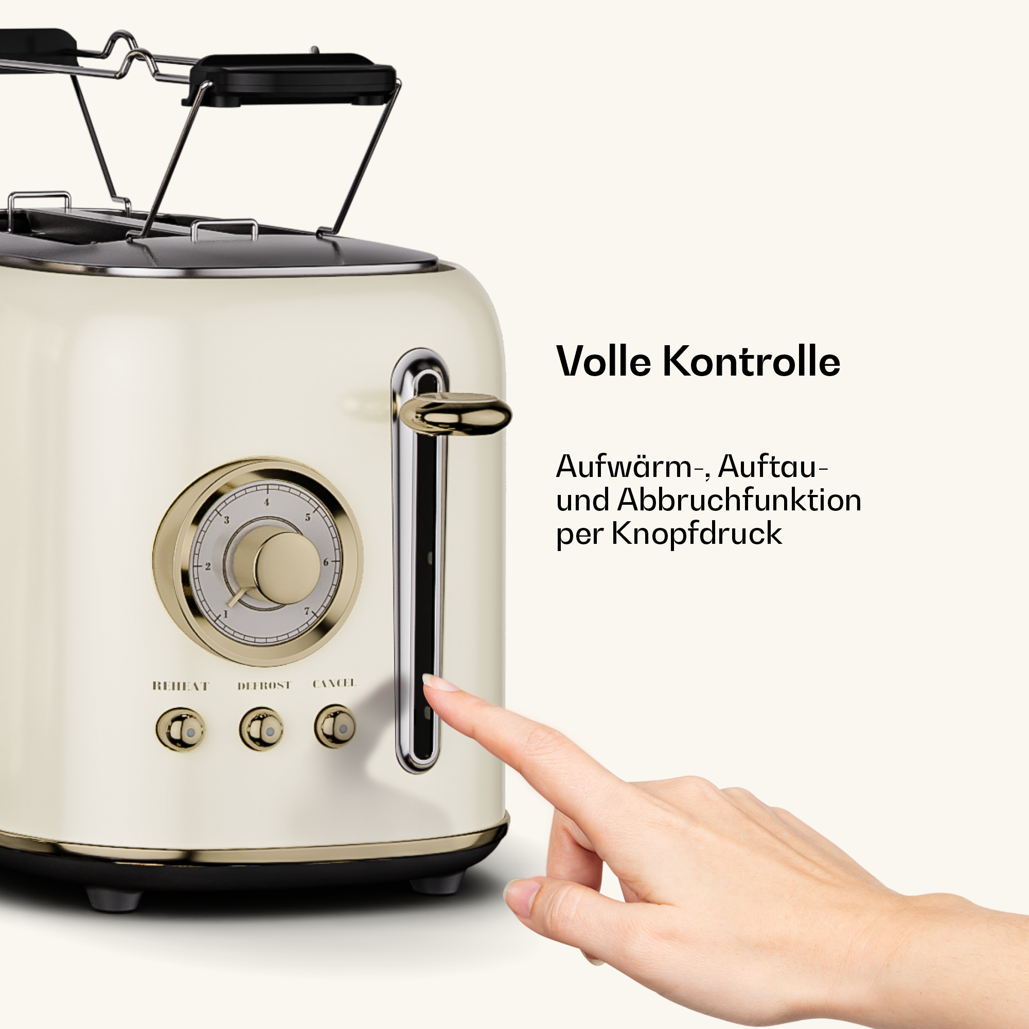 Eine Hand drückt den Hebel eines cremefarbenen Toasters mit goldenen Akzenten.