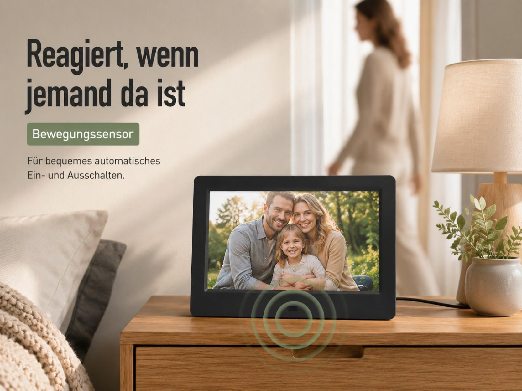 Digitaler Bilderrahmen mit Familienfoto, auf einem Nachttisch.