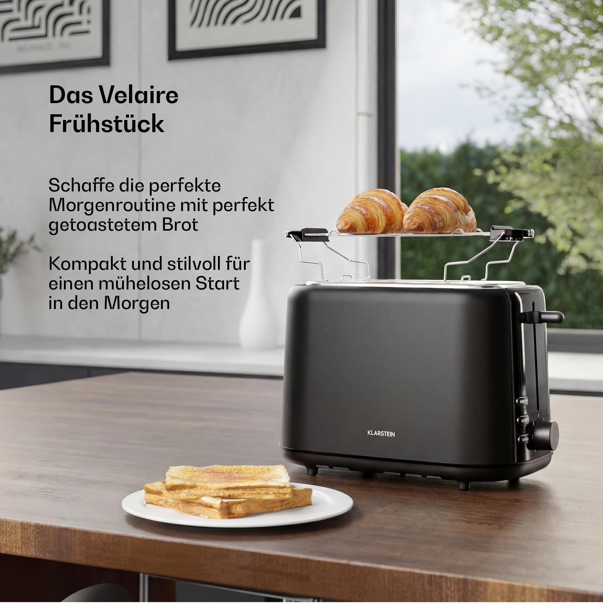 Schwarzer Toaster mit Croissants und Toast auf einem Holztisch.