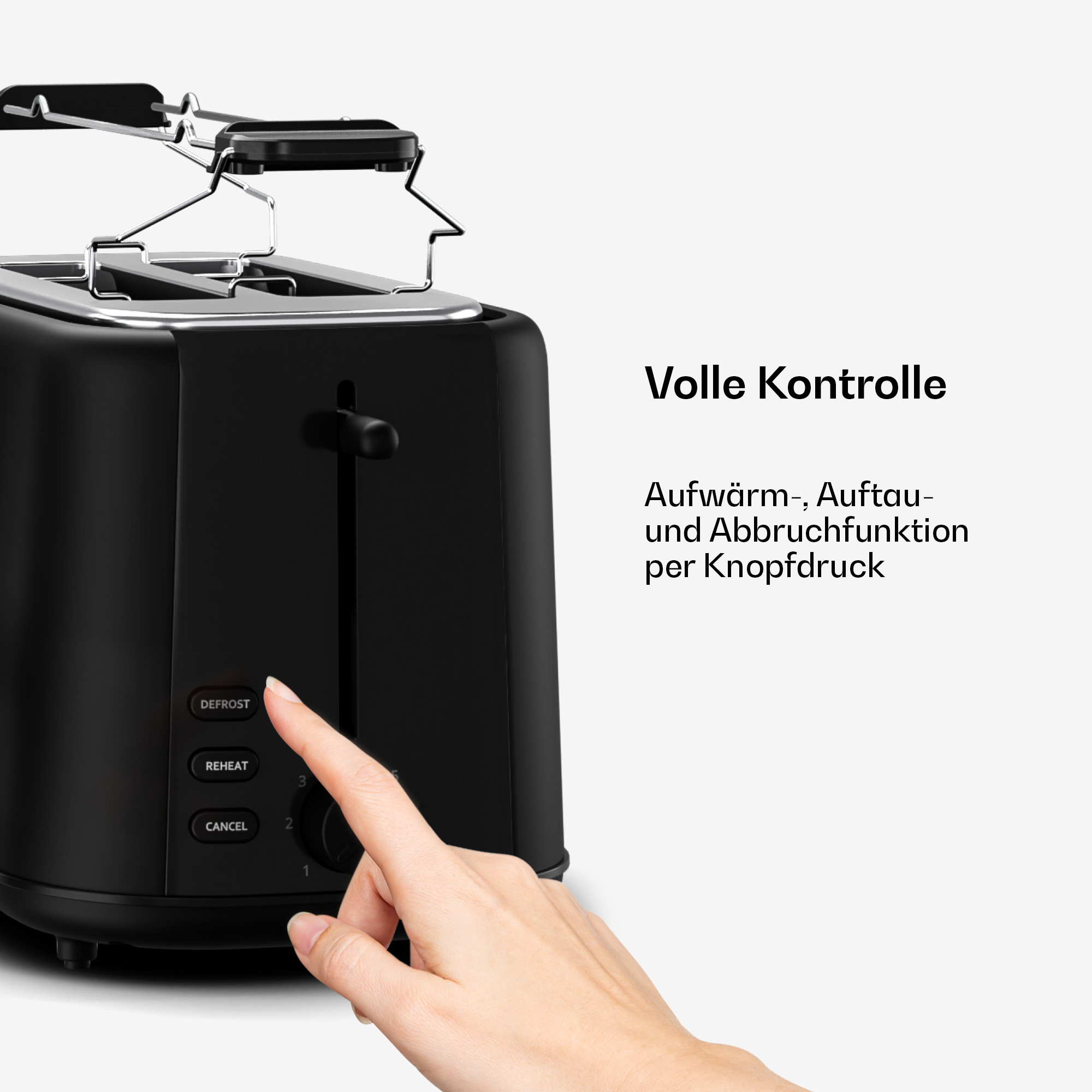 Eine Hand drückt die DEFROST-Taste eines schwarzen Toasters mit silbernen Hebeln.