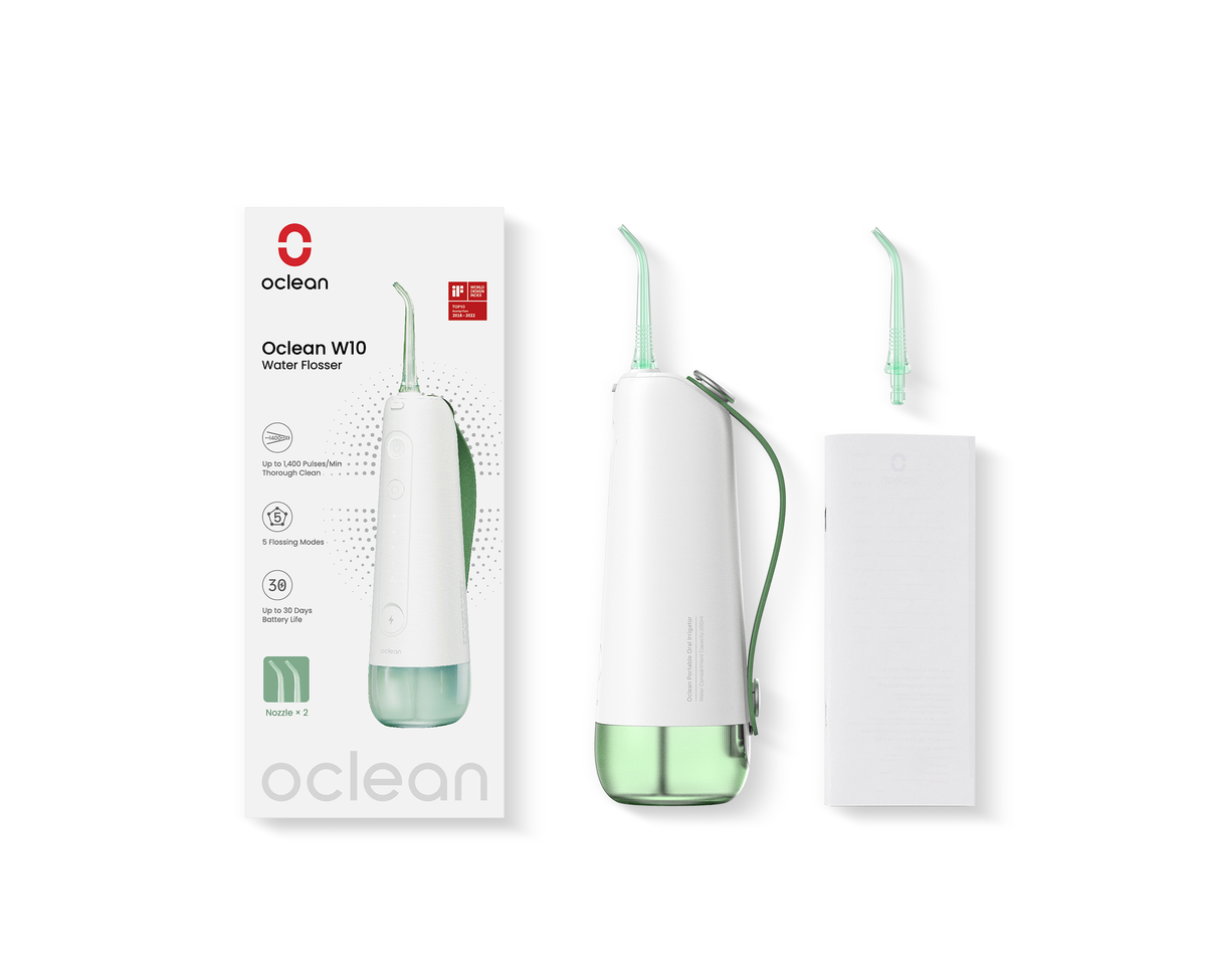 Idropulsore Oclean W10 con due ugelli e confezione su sfondo bianco.