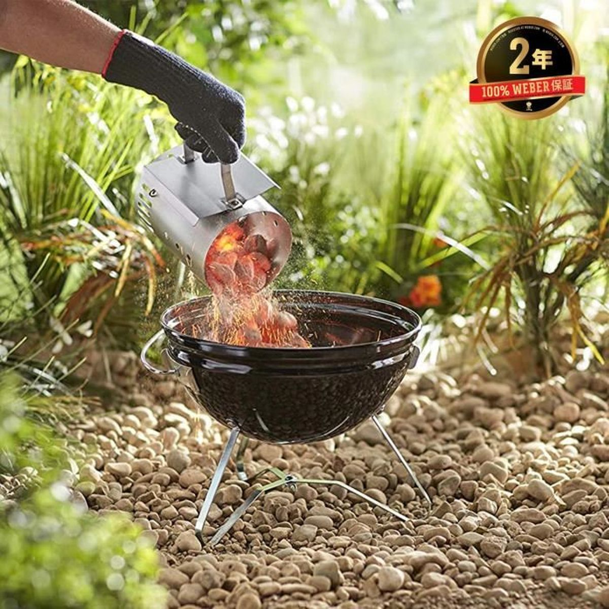 Las brasas calientes se vierten de un encendedor a una parrilla.