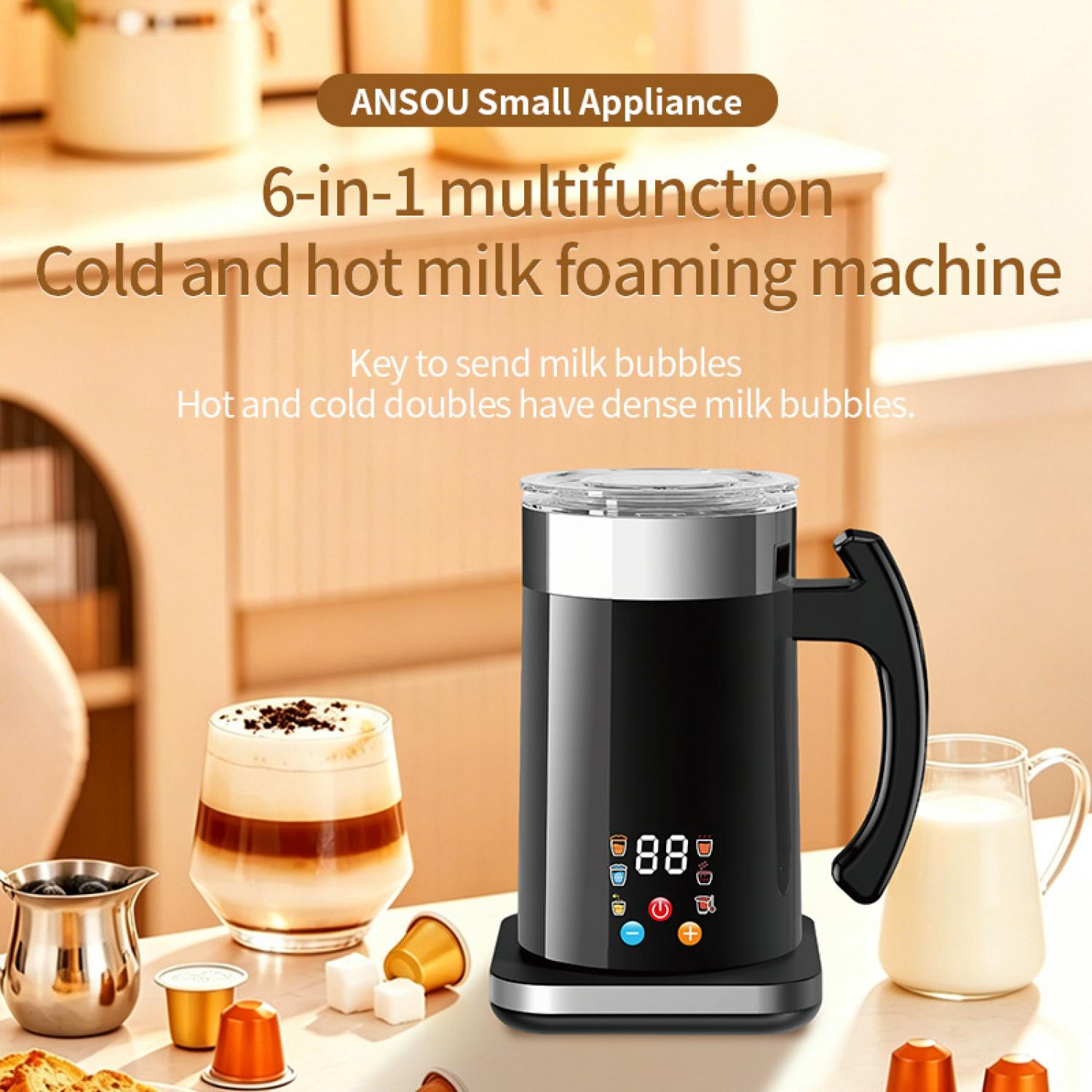 Eine schwarze Milchaufschäummaschine mit einem Glas geschichtetem Kaffee daneben.