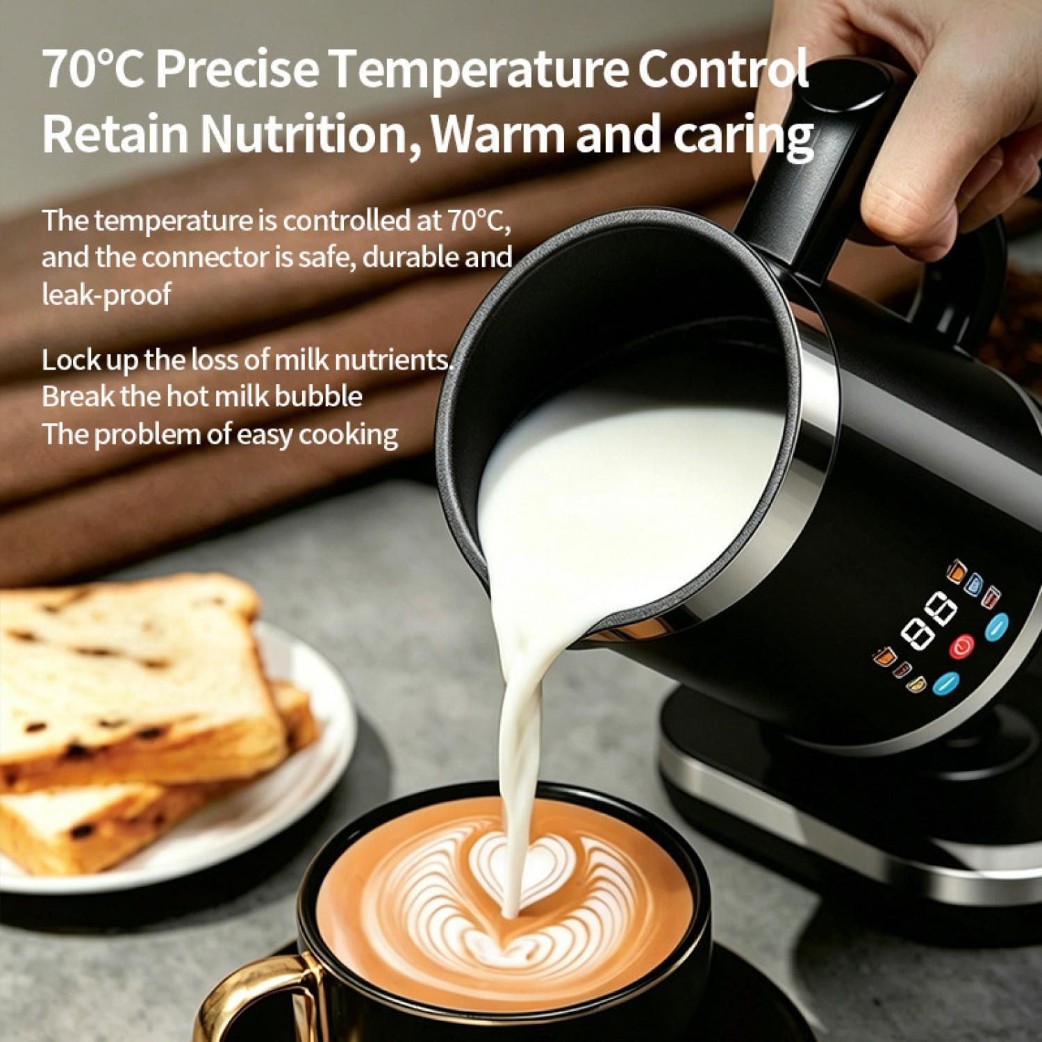 Milch wird in eine Kaffeetasse gegossen, daneben liegen Toastscheiben.