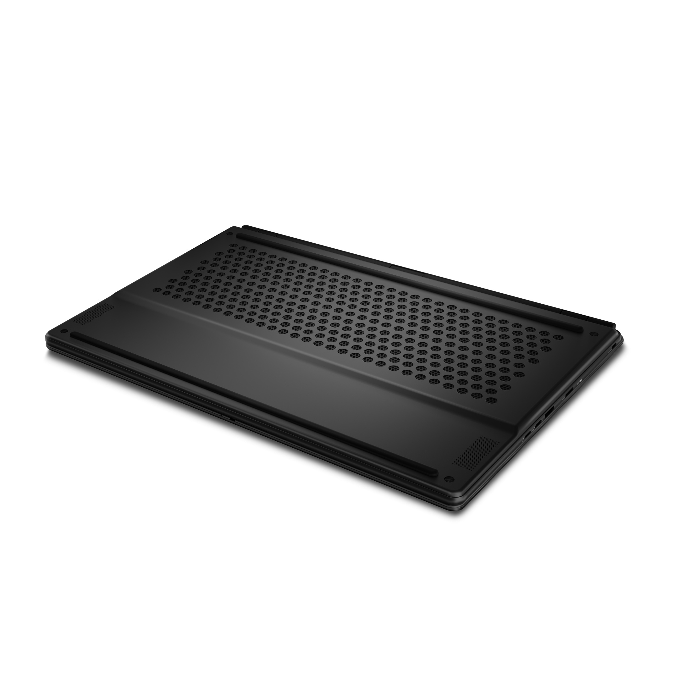 Il lato inferiore di un laptop nero con griglie di ventilazione.