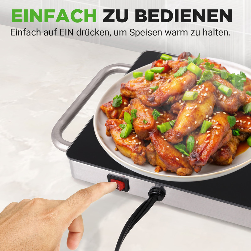 Ein Finger drückt einen roten Schalter auf einem Warmhaltegerät, das Hähnchenflügel serviert.