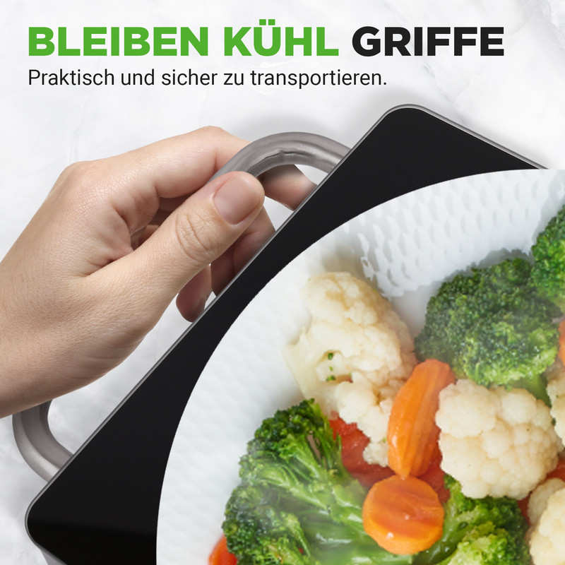 Hand hält Griff. Nahaufnahme von gedämpftem Brokkoli, Blumenkohl und Karotten.