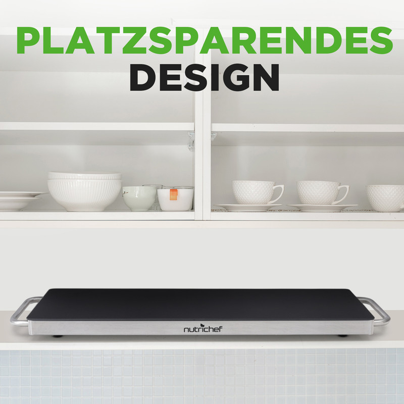 Eine elektrische Grillplatte mit Chromgriffen steht auf einer Arbeitsplatte.