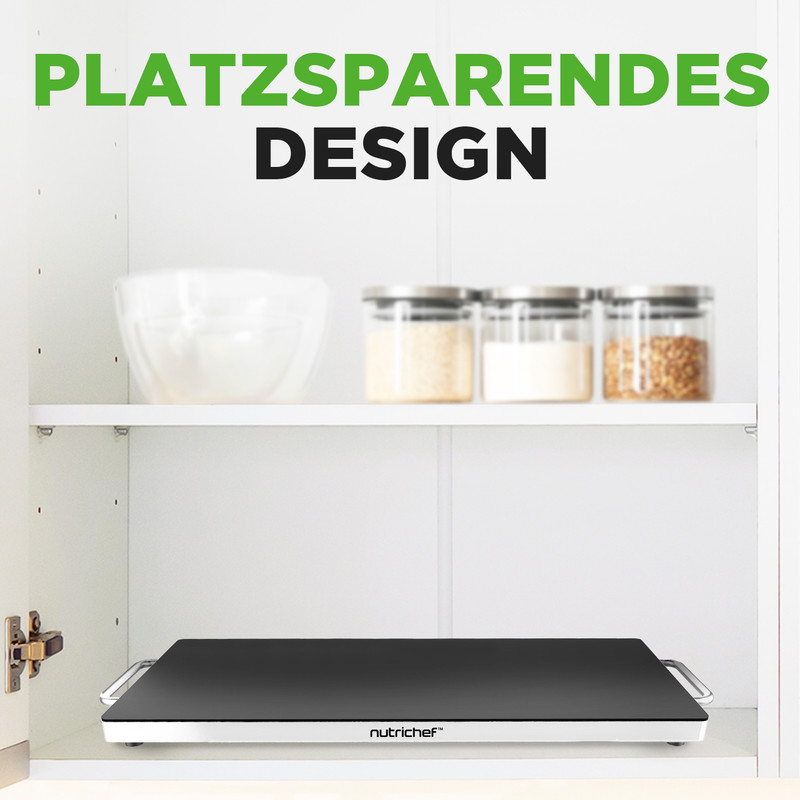 Kompakte Grillplatte steht auf einem Regal neben Schüsseln und Gläsern.