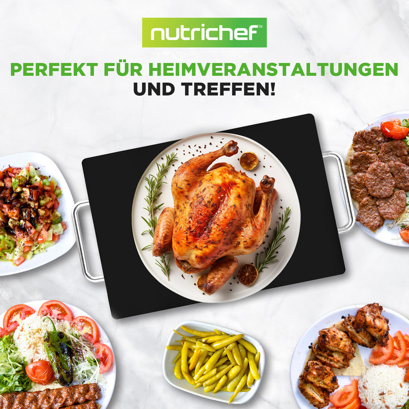 Ein gebratenes Huhn auf einem Teller mit Beilagen, darunter Fleischbällchen und Salat.