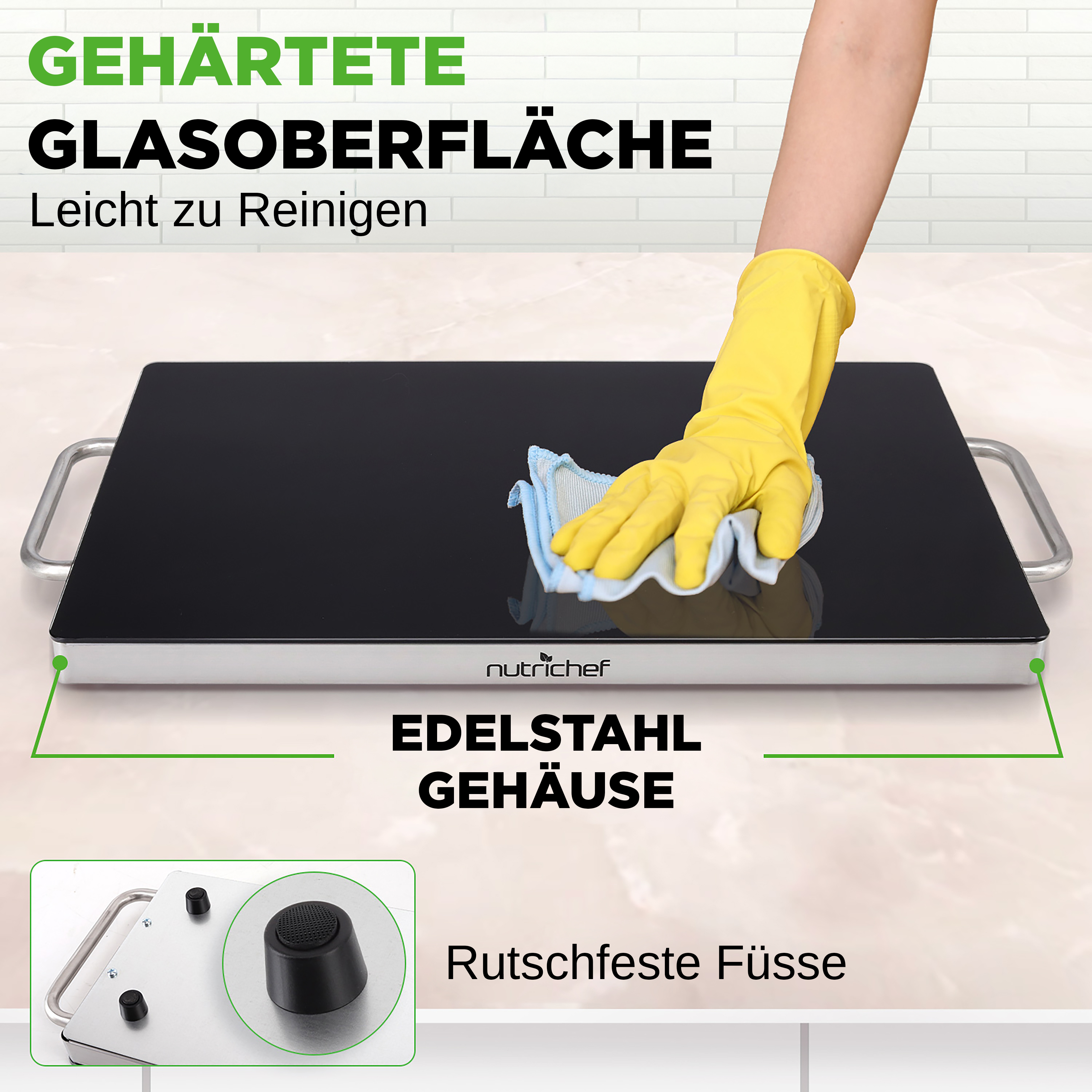 Gelbe Handschuhe reinigen schwarze Glasoberfläche eines Kochfelds.