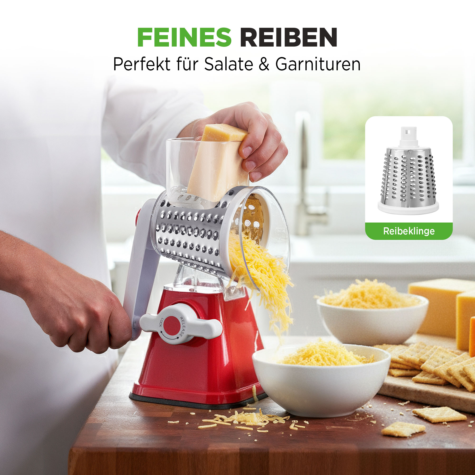 Eine Hand reibt Käse mit einem roten Trommelreibe in eine Schüssel. Nahaufnahme.