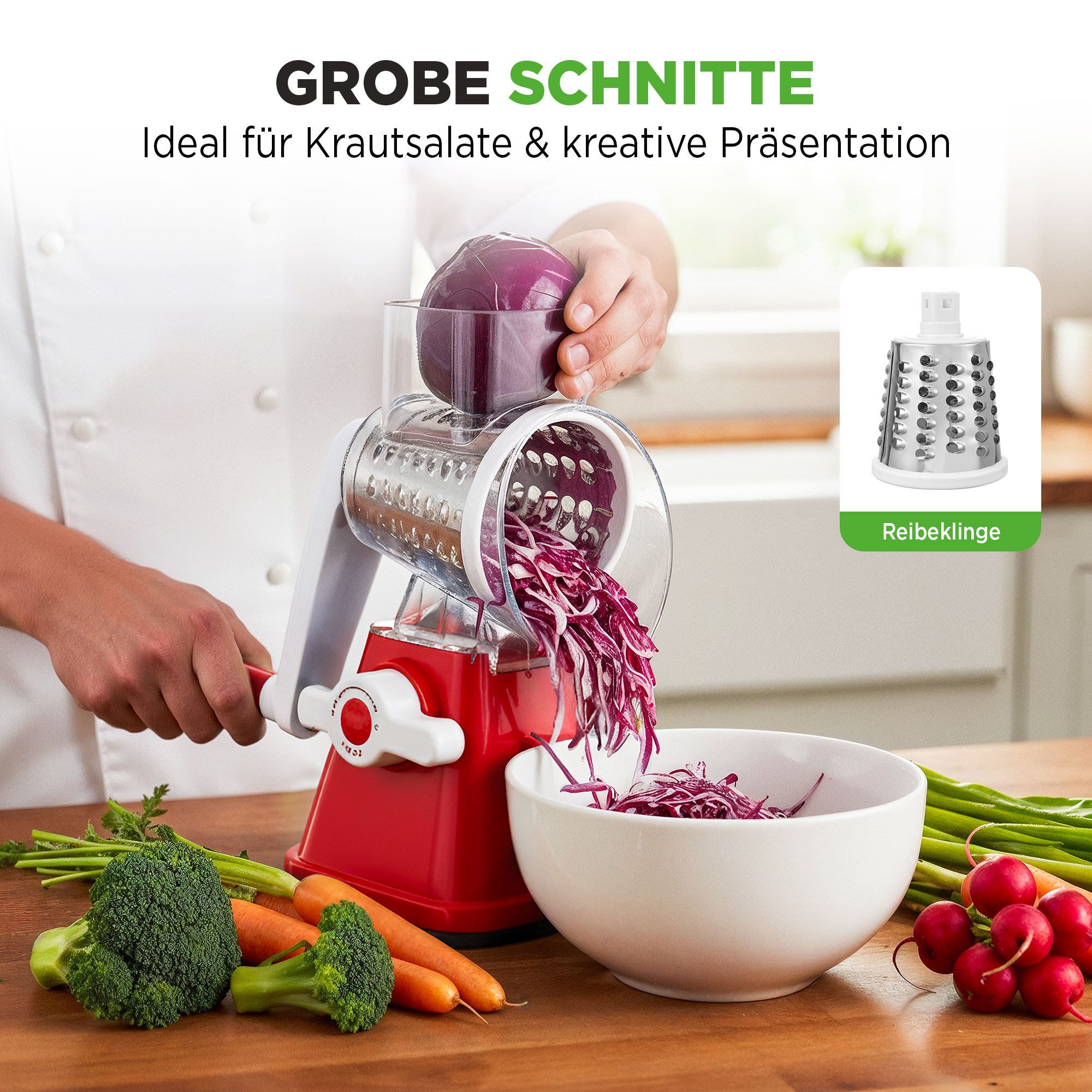 Ein roter Gemüseschneider zerkleinert Rotkohl in eine Schüssel. Daneben liegen Brokkoli, Karotten und Radieschen.