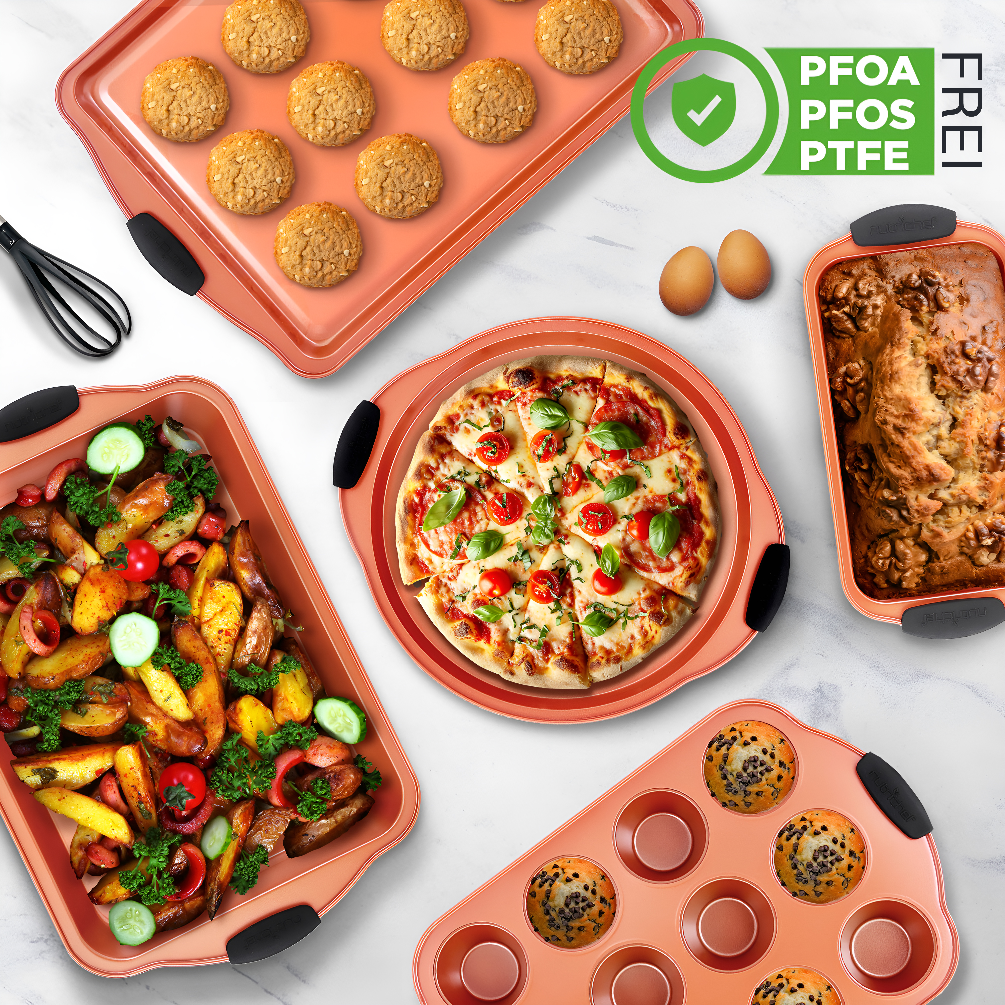 Kupferfarbene Backformen mit Keksen, Pizza, Muffins, Kuchen und Gemüse.