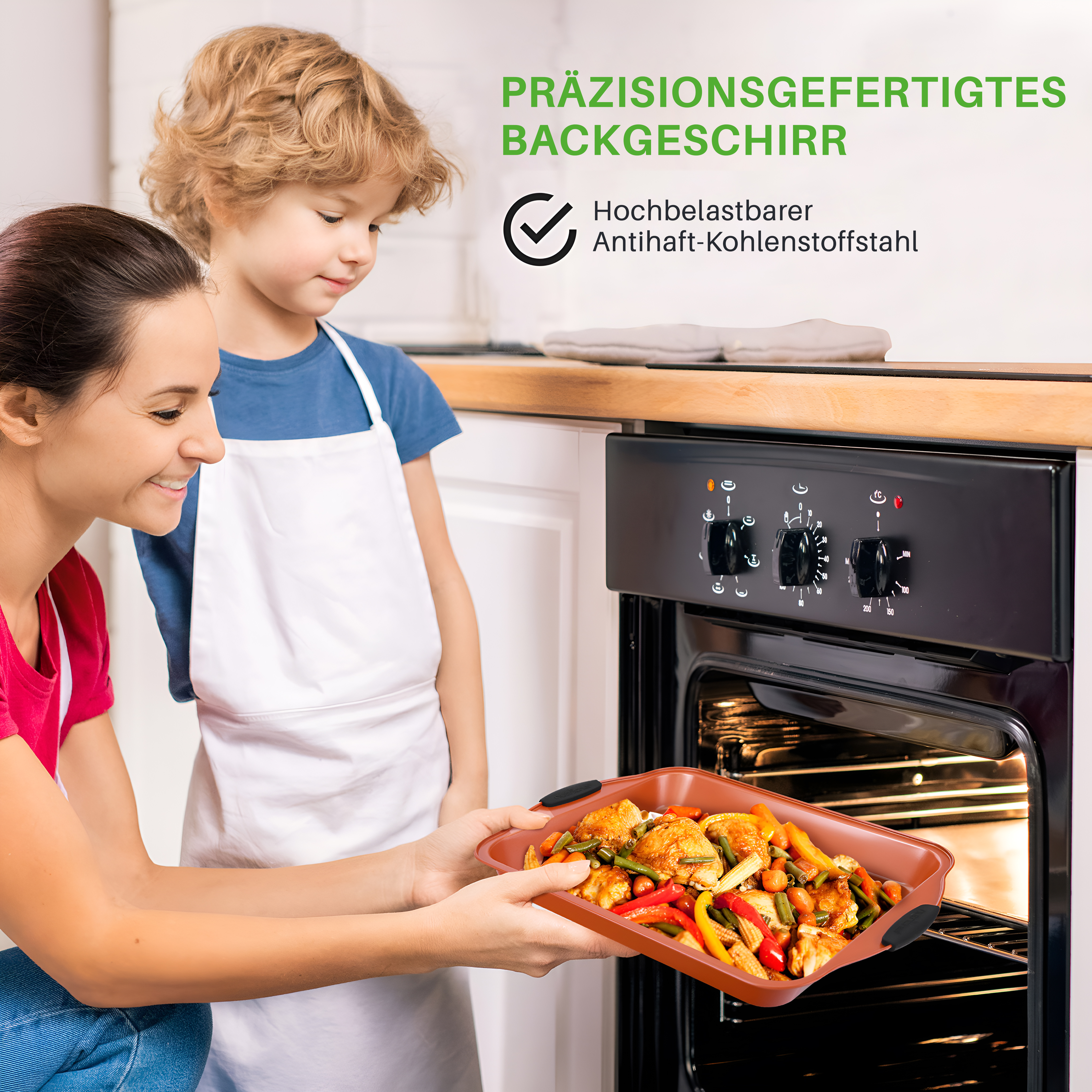 Mutter und Sohn nehmen Bratpfanne mit Essen aus dem Ofen.