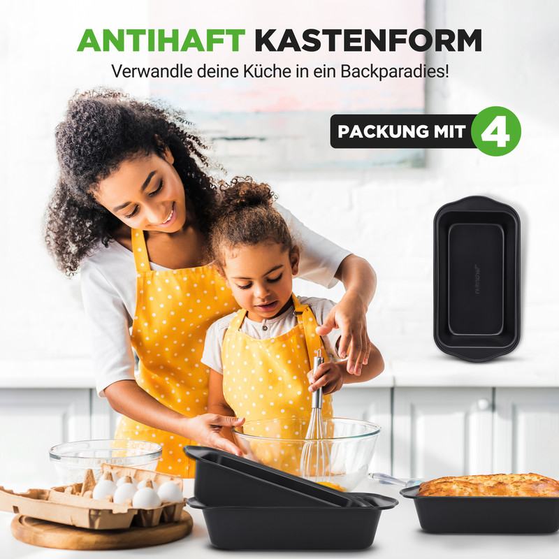 Mutter und Kind backen zusammen mit Backformen in der Küche.