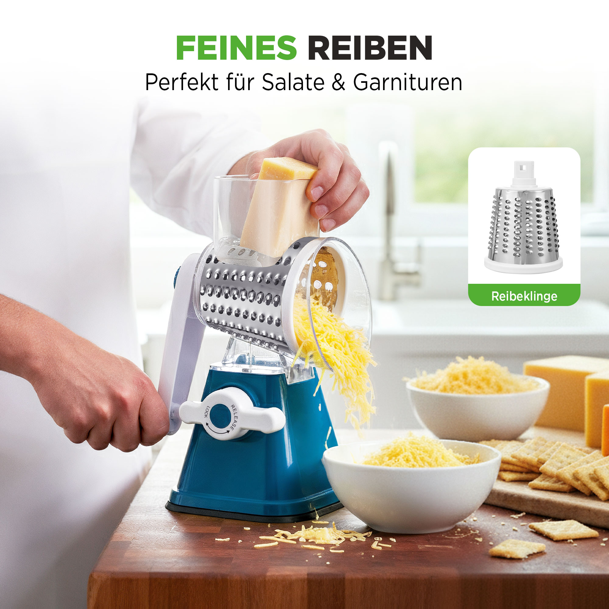 Eine Hand reibt Käse mit einem blauen Handkurbelreibe in eine Schüssel.