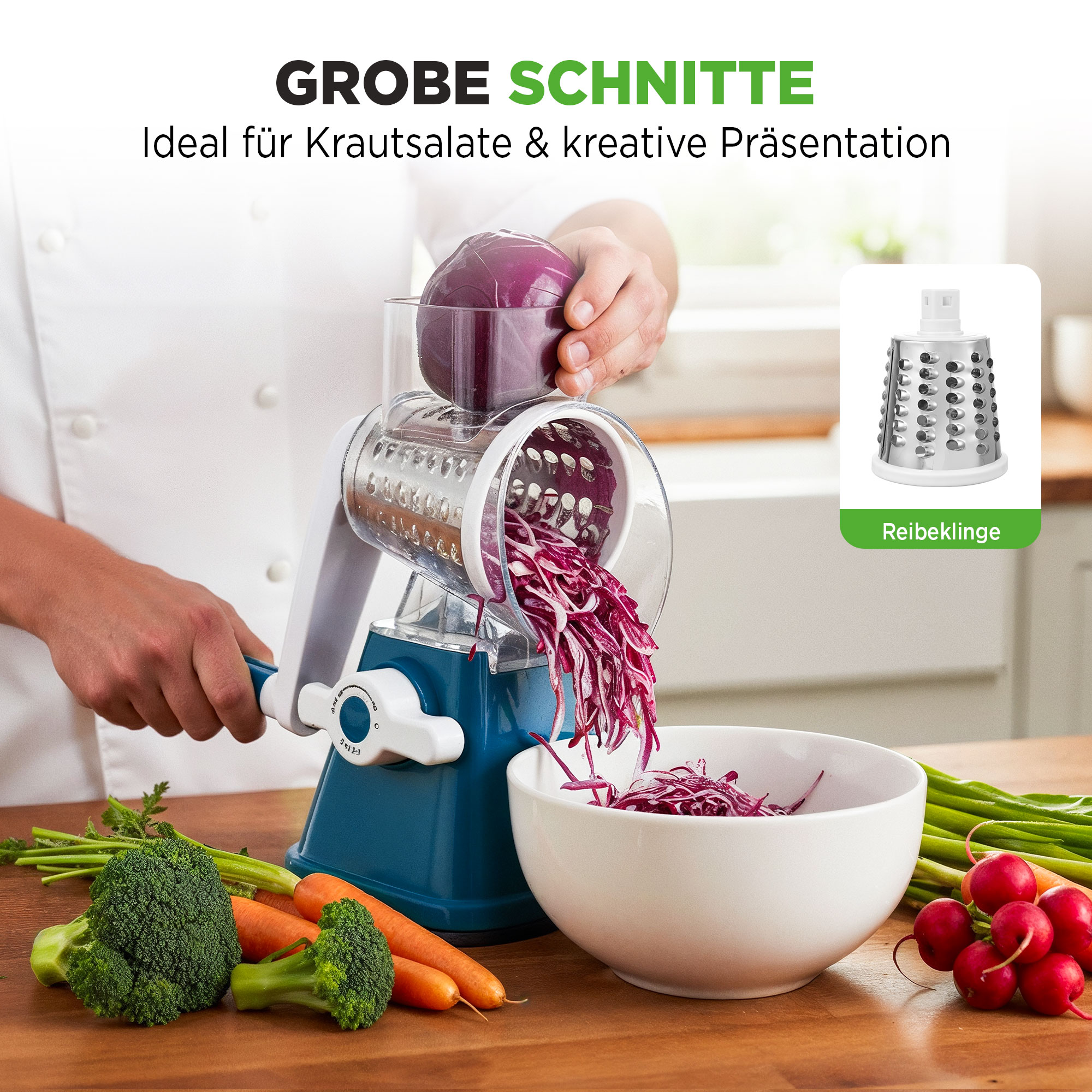 Ein manueller Gemüseschneider schneidet roten Kohl in eine Schüssel. Gemüse liegt daneben.