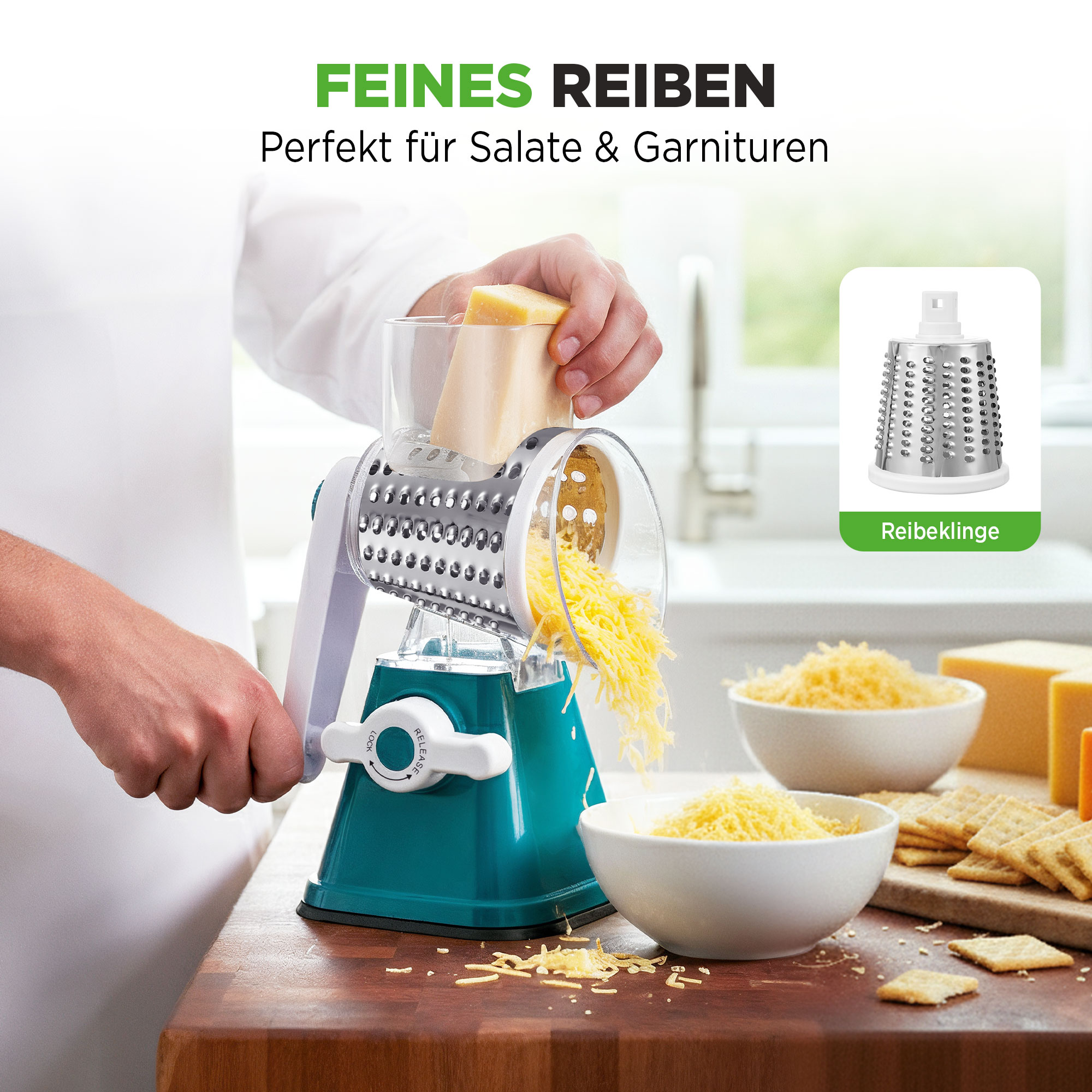 Ein Mann reibt Käse mit einem grünen Reibe-Schneider in eine Schüssel auf einem Holztisch.