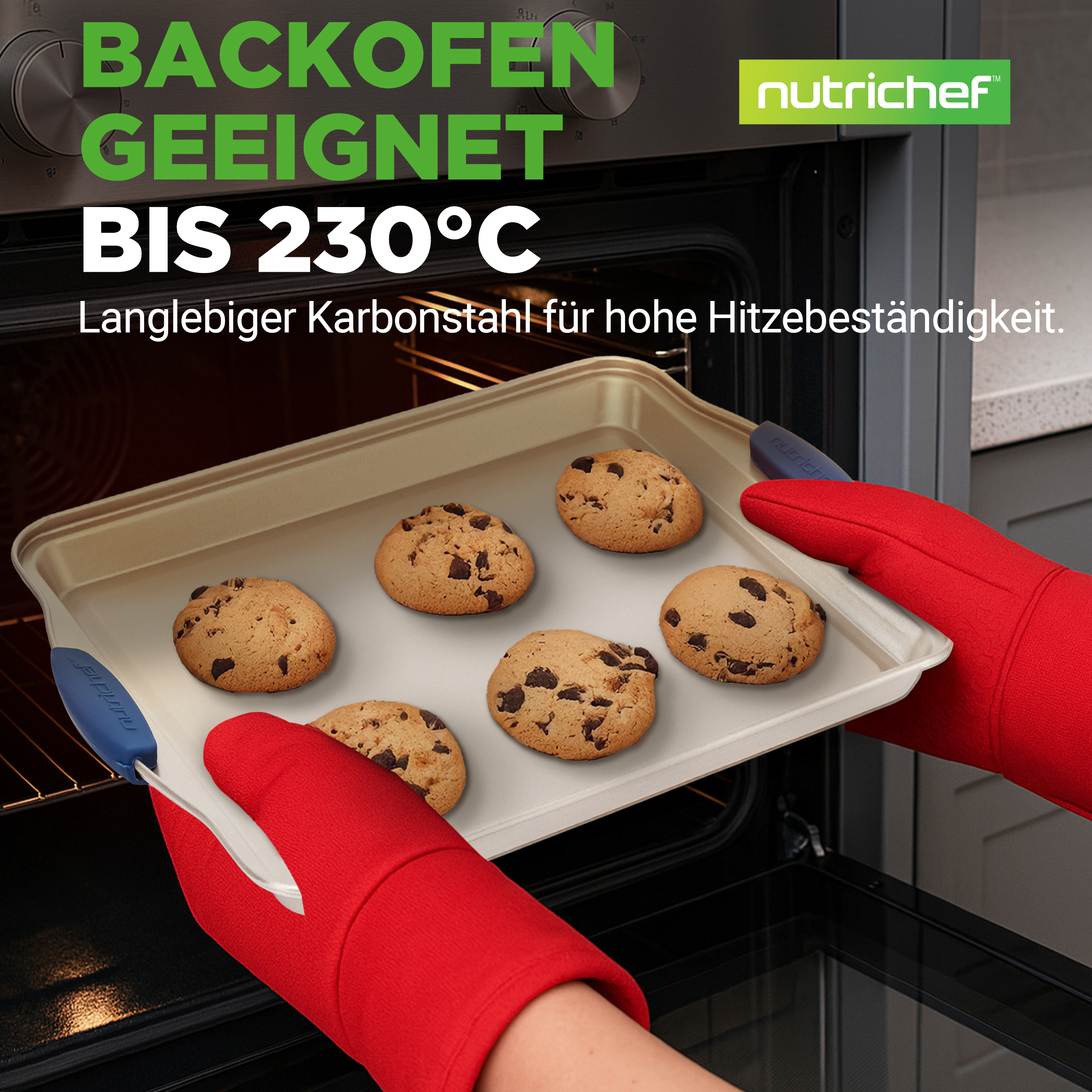 Rote Ofenhandschuhe nehmen ein Backblech mit Keksen aus einem Ofen.
