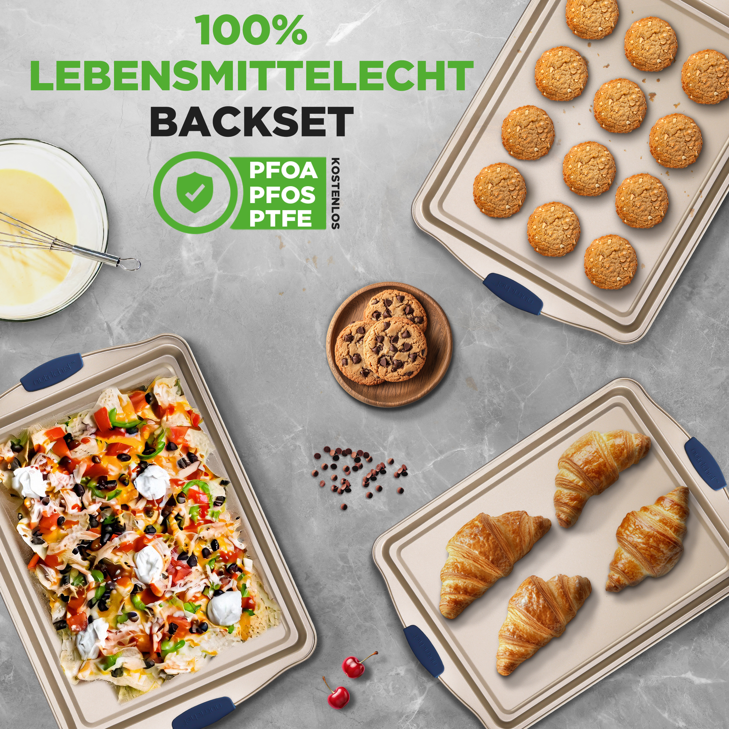 Backbleche mit Keksen, Croissants, Nachos und Schüssel mit Teig.