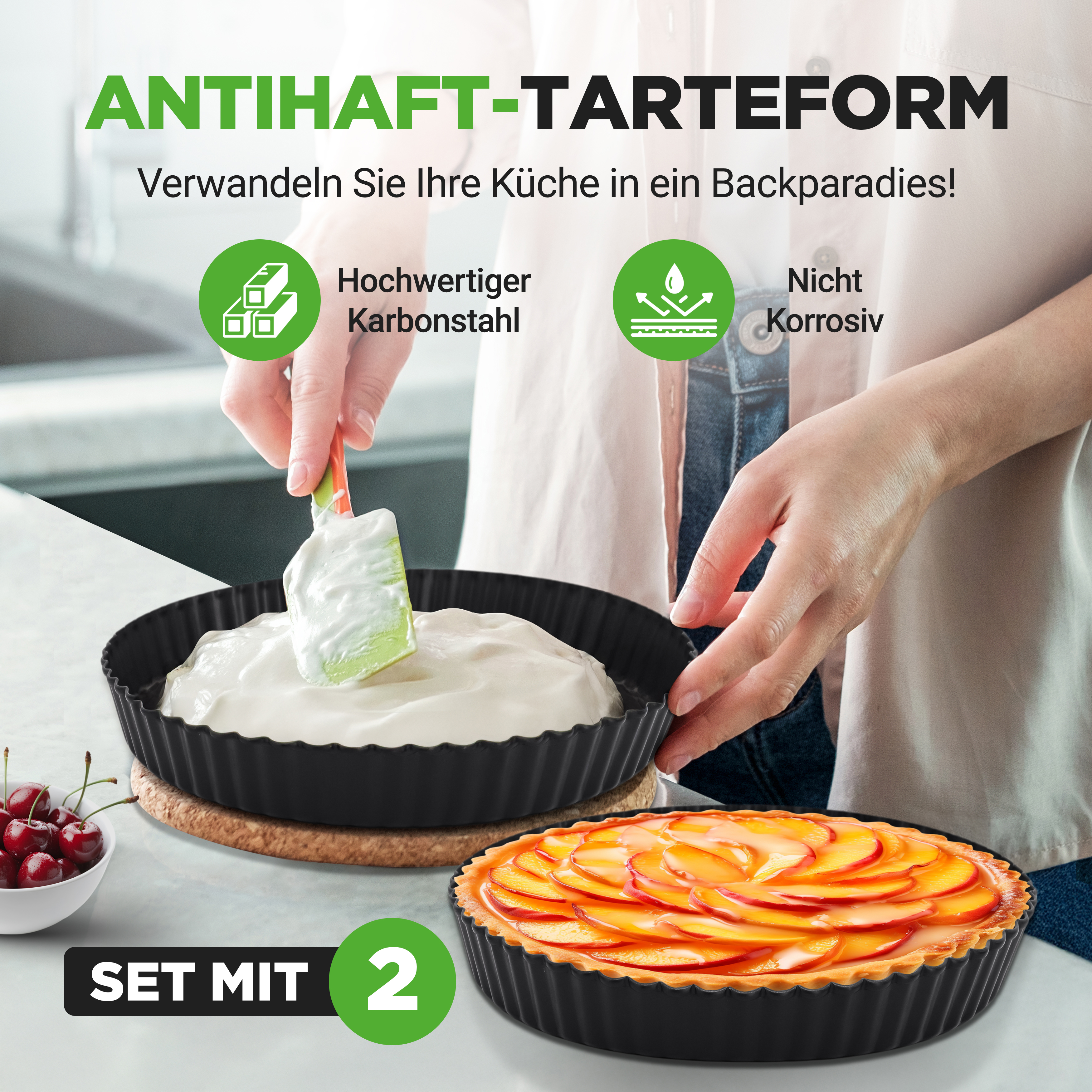 Zwei schwarze Tartformen, eine mit Füllung, eine mit Pfirsichtarte. "Set mit 2".