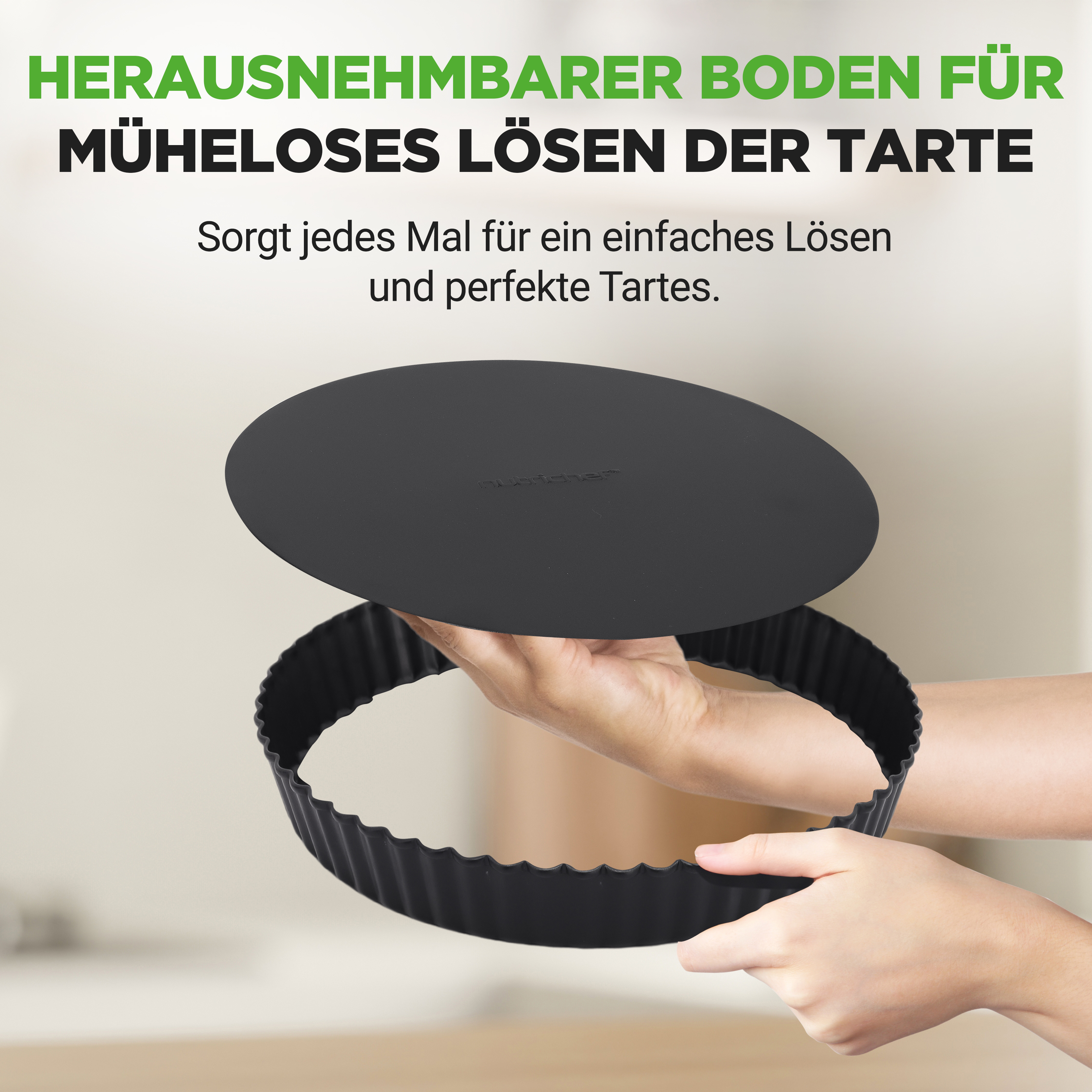 Hände halten einen schwarzen Tarteform-Rand und einen flachen Boden.